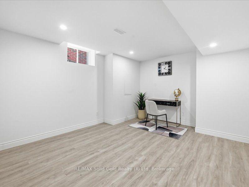 Photo 33 of 39 Avanti Crescent, Hamilton, Waterdown — HOMEH