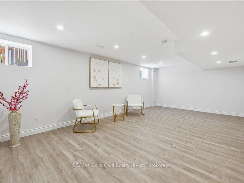 Photo 35 of 39 Avanti Crescent, Hamilton, Waterdown — HOMEH