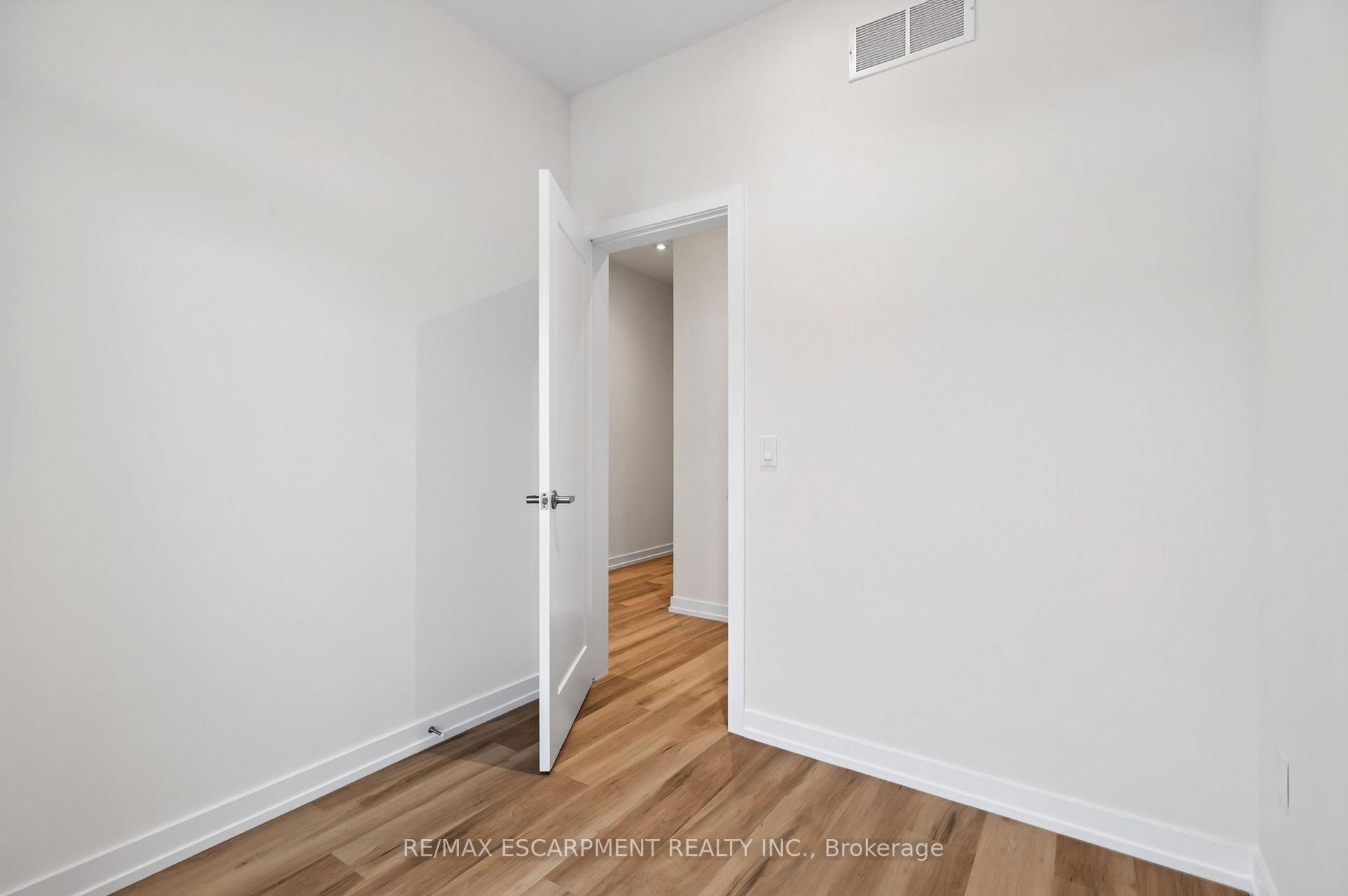 Photo 5 of 88 Valley Trail Place, Hamilton, Waterdown — HOMEH