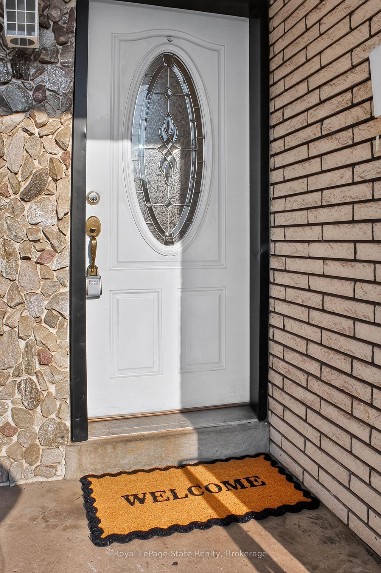 Photo 2 of 8 Robins Avenue, Hamilton, Crown Point — HOMEH