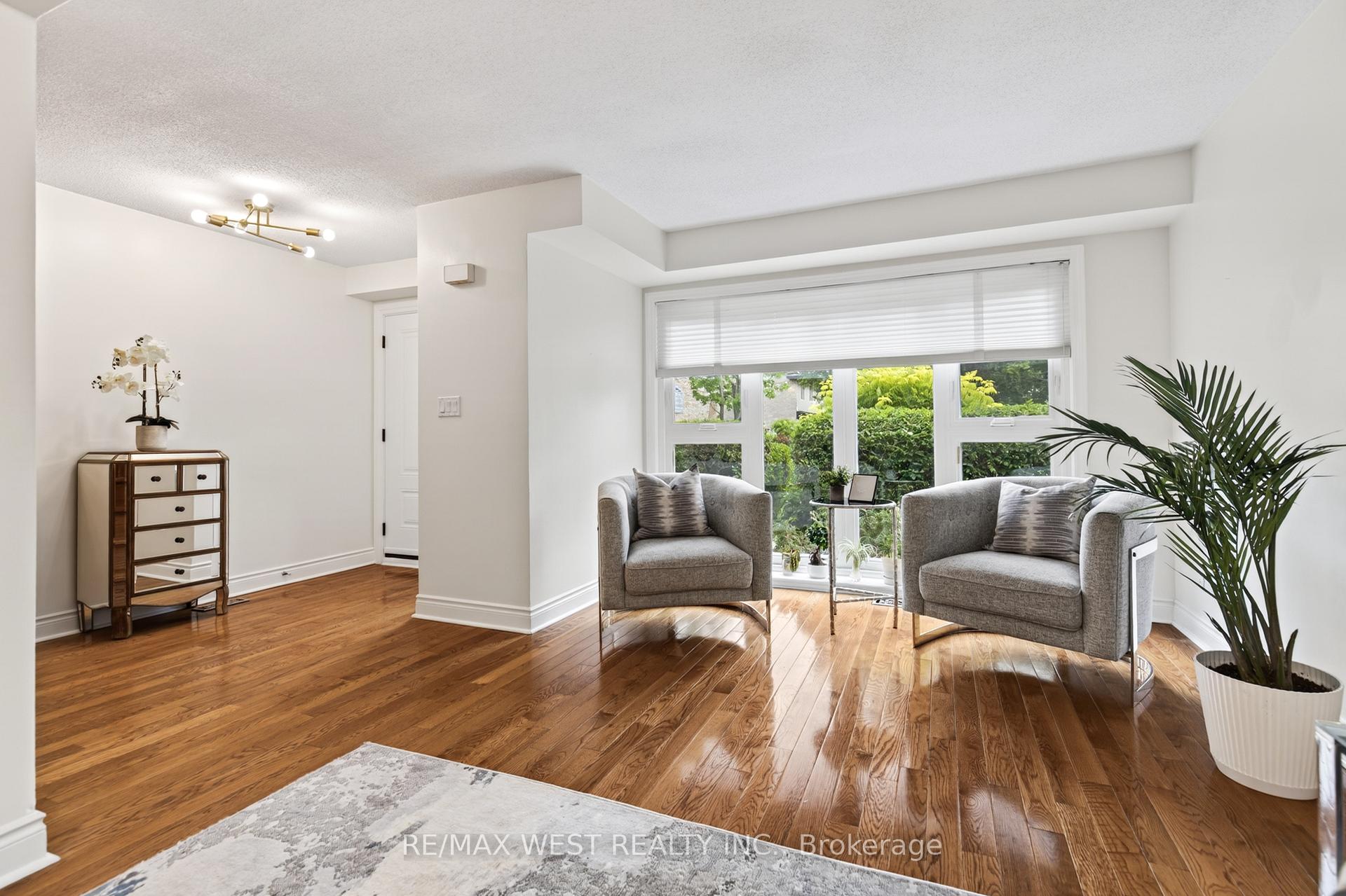 Photo 2 of 823 Hyde Road, Burlington, Brant — HOMEH