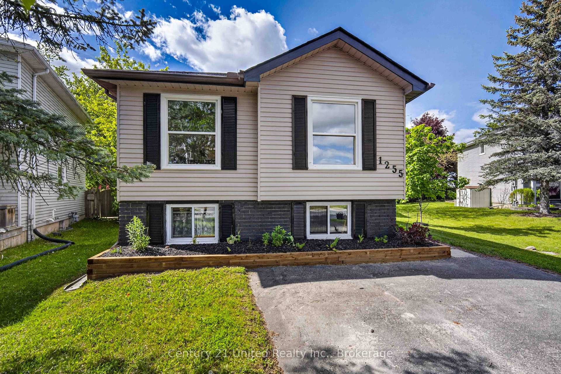 Photo 1 of 1255 Huntington Circle, Peterborough, Otonabee Ward 1 — HOMEH