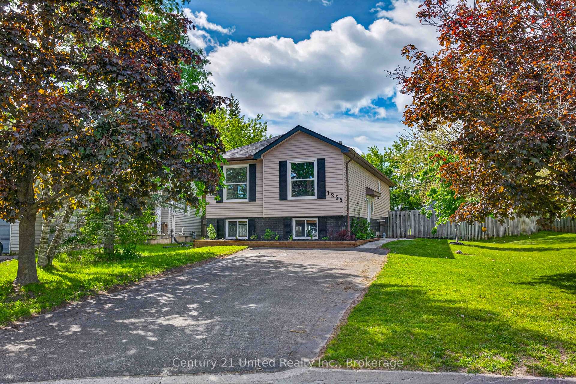Photo 2 of 1255 Huntington Circle, Peterborough, Otonabee Ward 1 — HOMEH