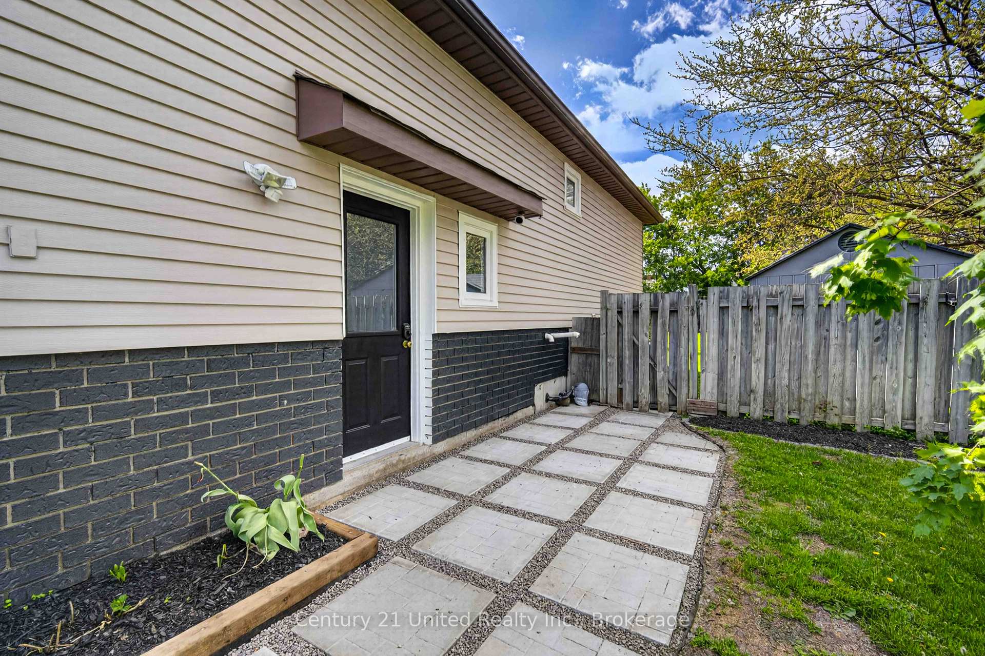 Photo 3 of 1255 Huntington Circle, Peterborough, Otonabee Ward 1 — HOMEH