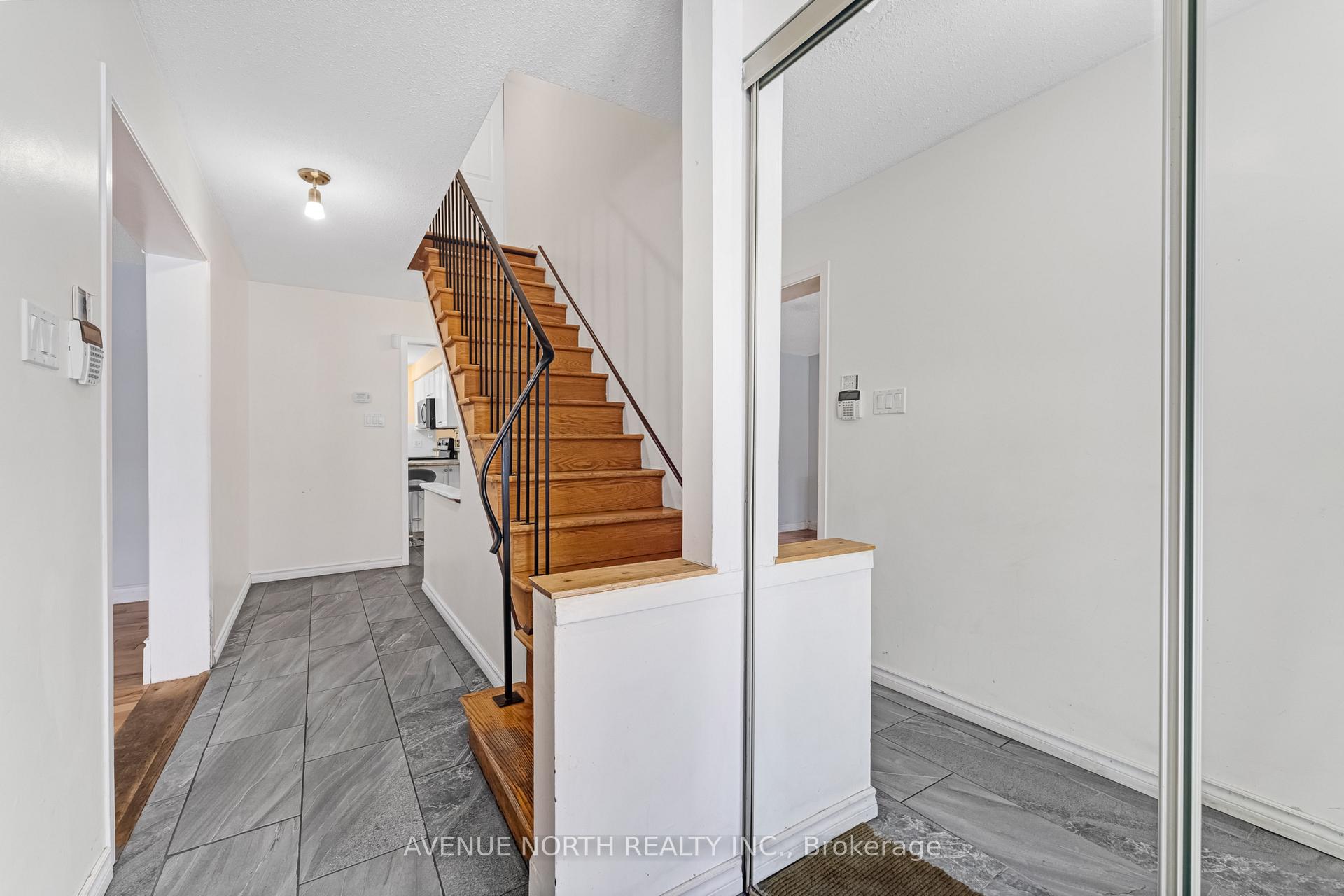Photo 2 of 3489 Southgate Road, Ottawa, South Keys — HOMEH