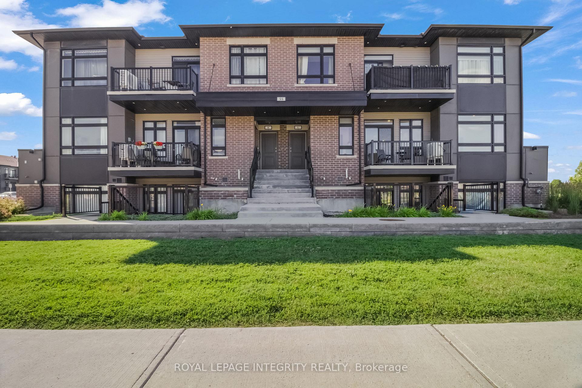 Front of Unit H, 55 Overberg Way