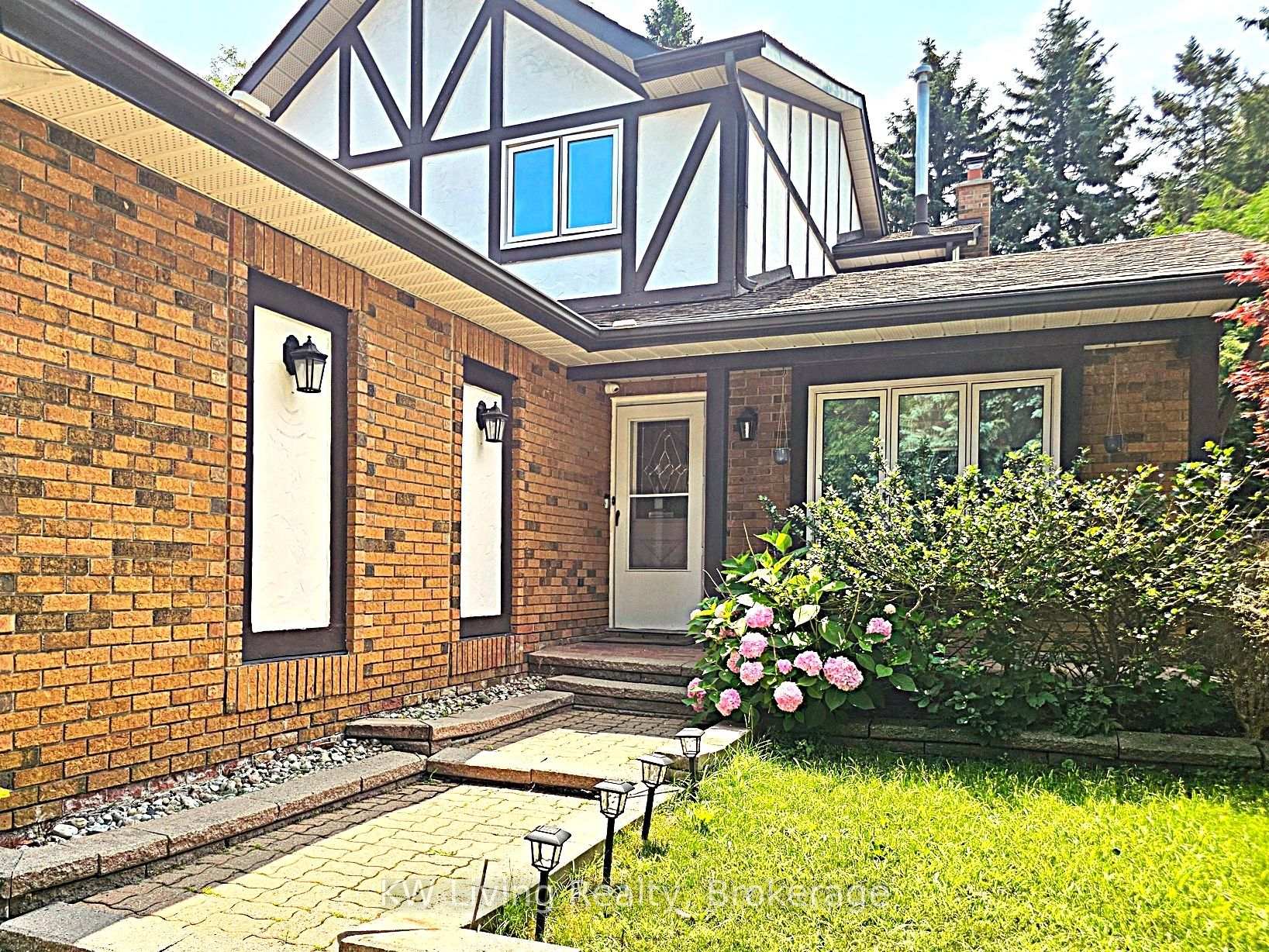 Photo 3 of 92 Breckonwood Crescent, Markham, Aileen-Willowbrook — HOMEH