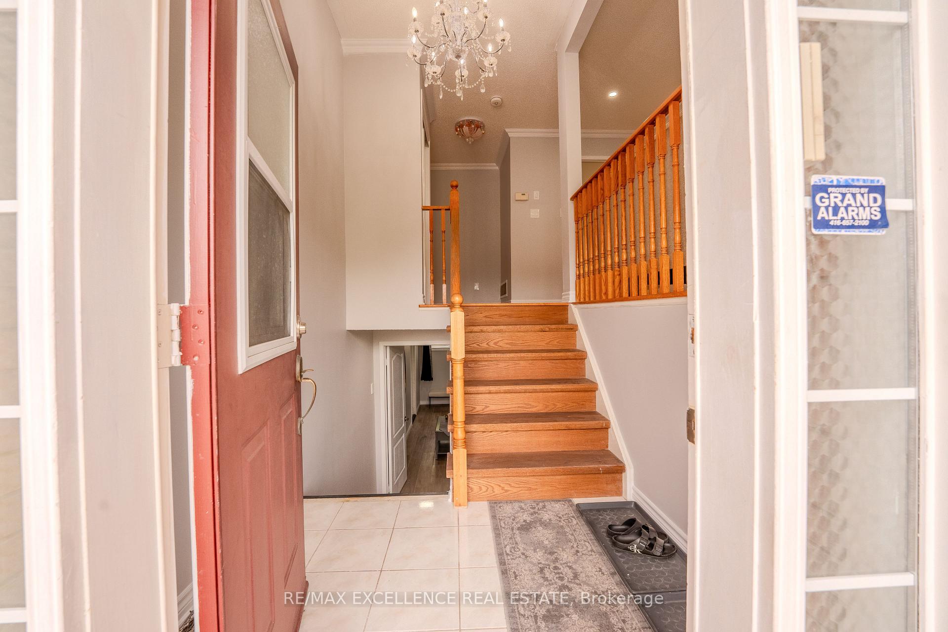 Photo 2 of 48 Ridgemore Crescent, Brampton, Fletcher's Meadow — HOMEH