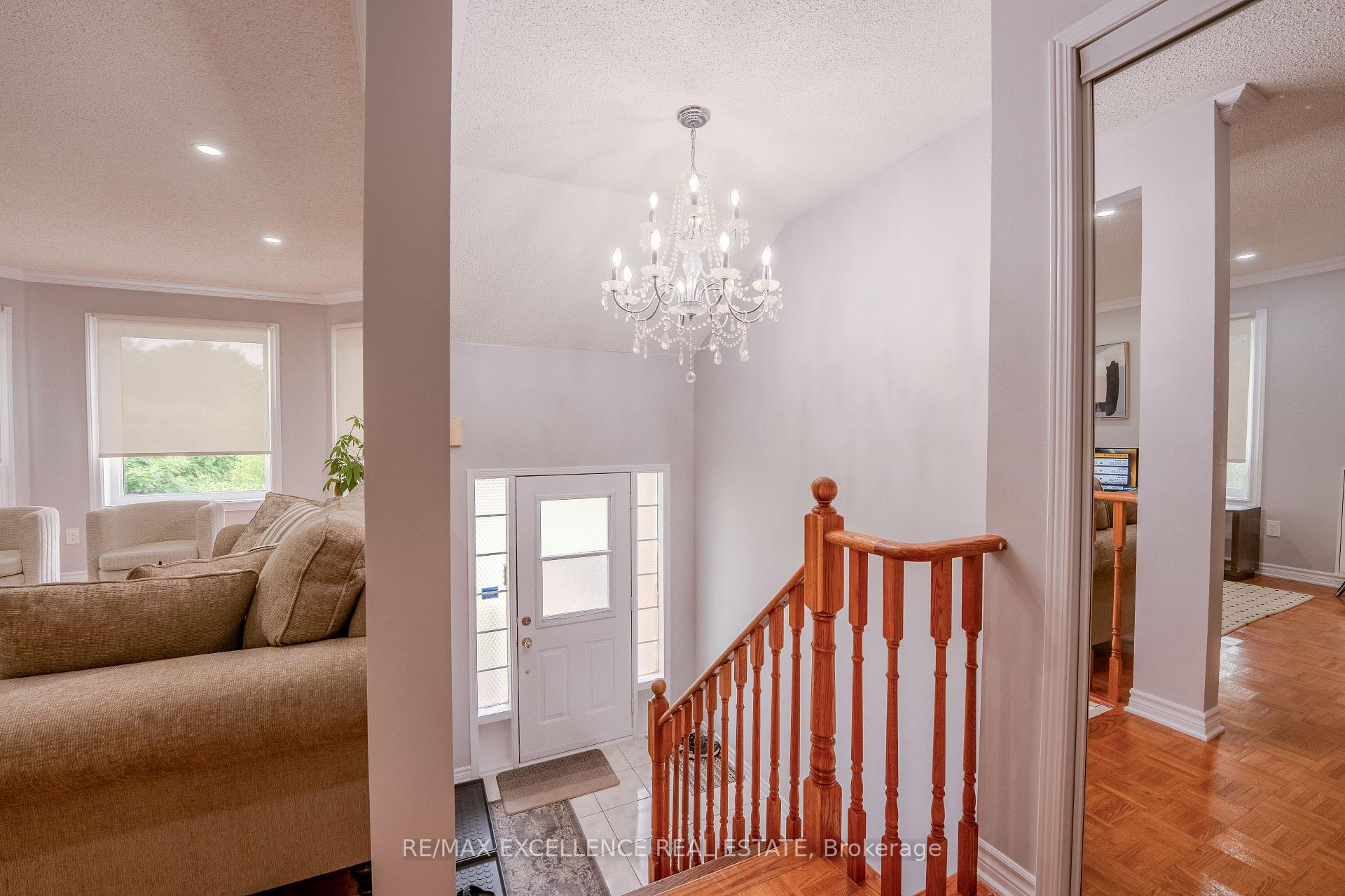 Photo 3 of 48 Ridgemore Crescent, Brampton, Fletcher's Meadow — HOMEH