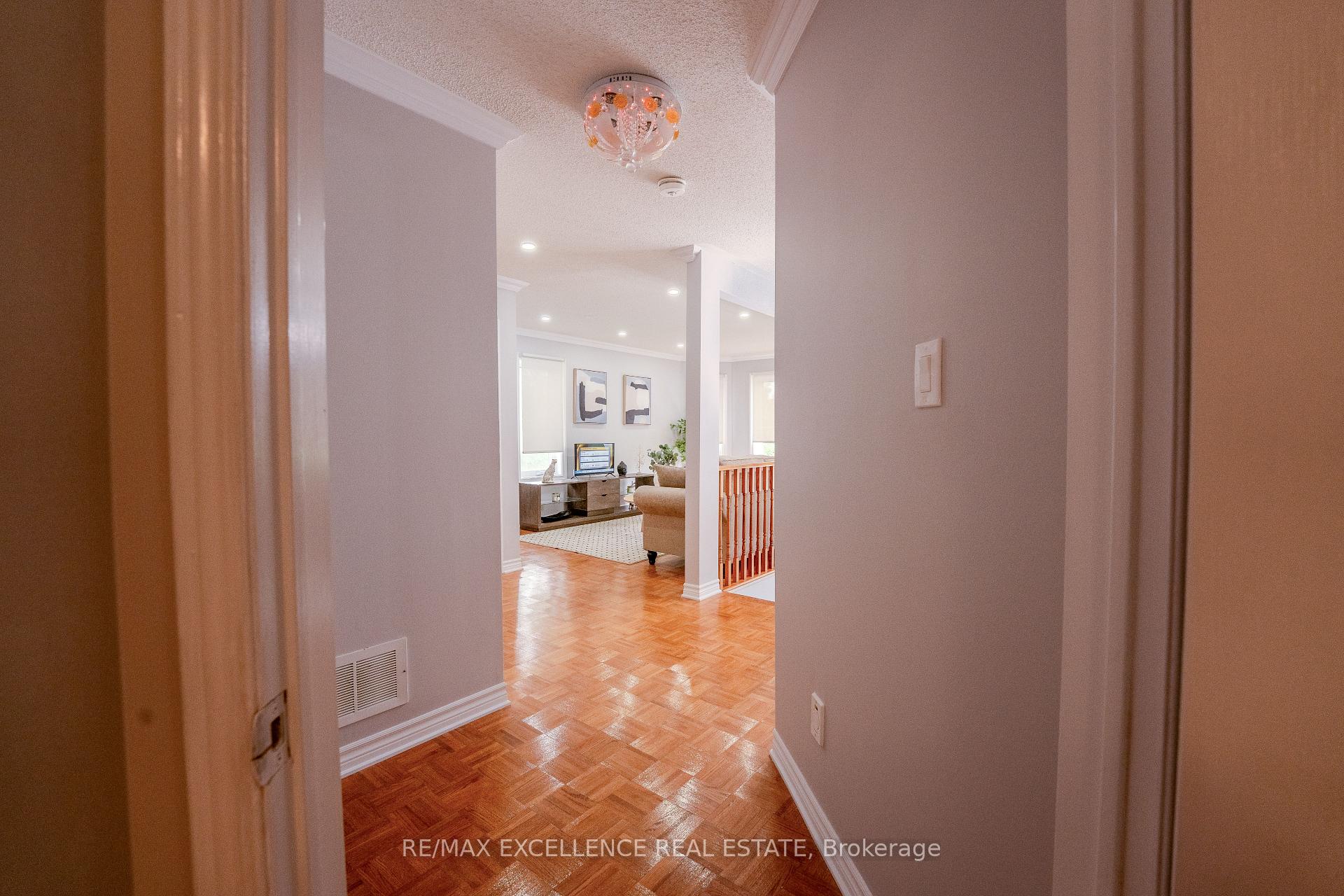 Photo 4 of 48 Ridgemore Crescent, Brampton, Fletcher's Meadow — HOMEH