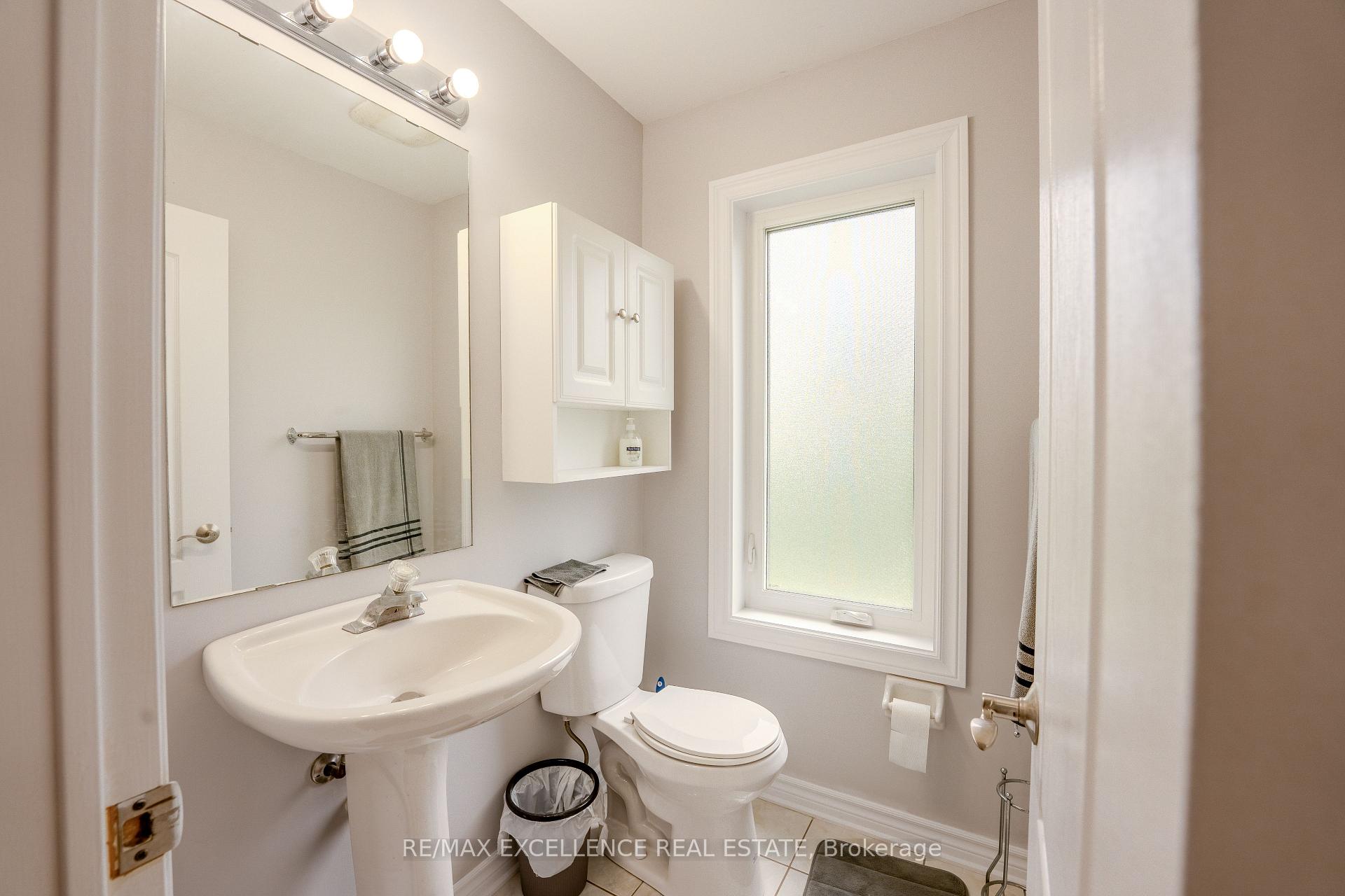 Photo 6 of 48 Ridgemore Crescent, Brampton, Fletcher's Meadow — HOMEH