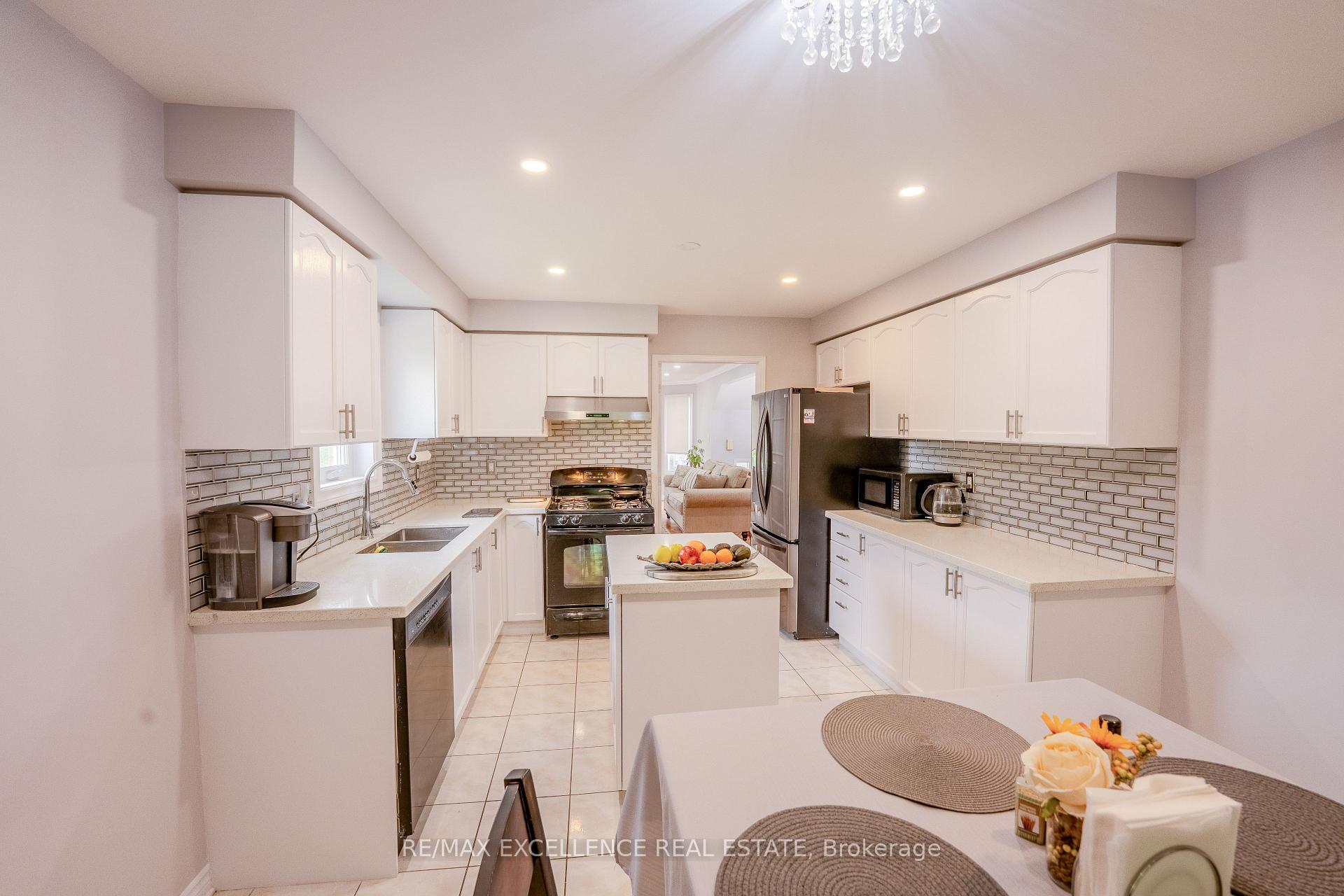 Photo 11 of 48 Ridgemore Crescent, Brampton, Fletcher's Meadow — HOMEH