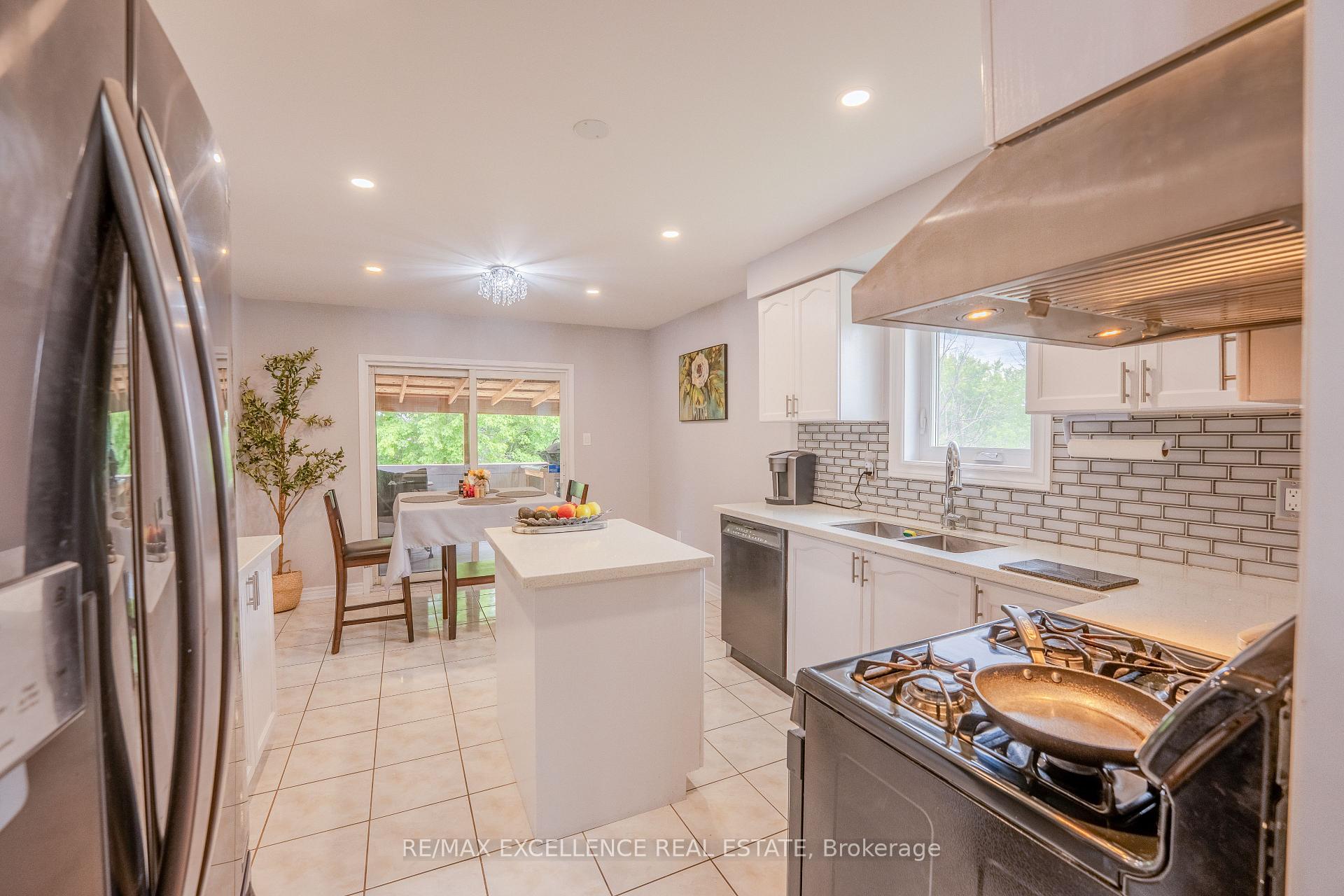 Photo 12 of 48 Ridgemore Crescent, Brampton, Fletcher's Meadow — HOMEH