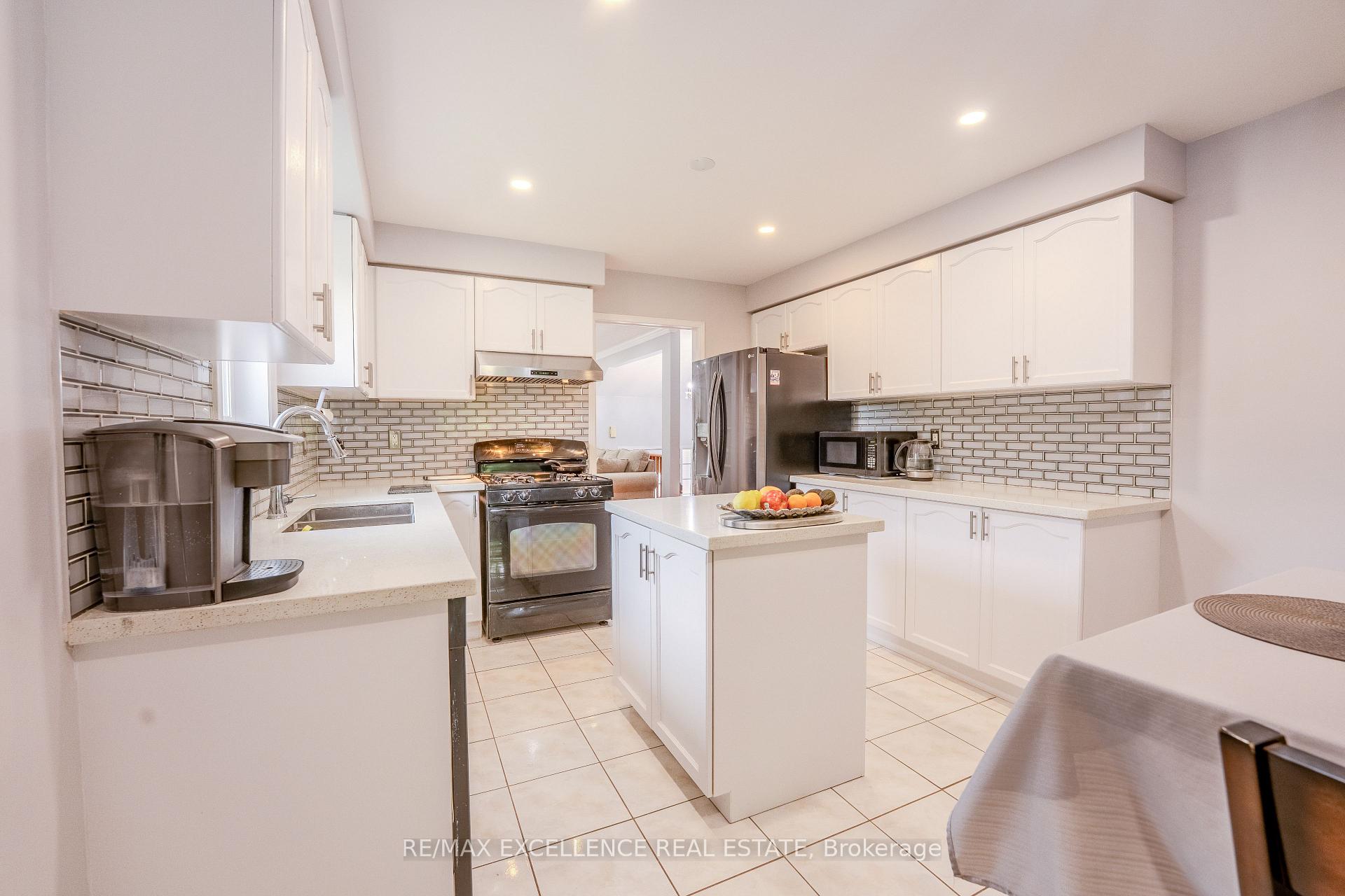 Photo 13 of 48 Ridgemore Crescent, Brampton, Fletcher's Meadow — HOMEH