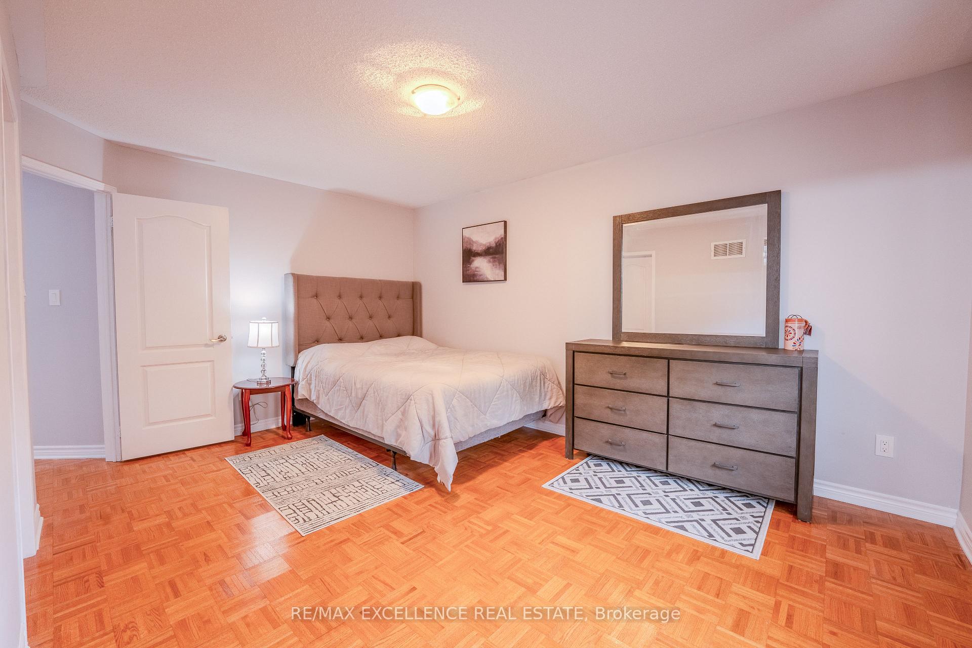 Photo 16 of 48 Ridgemore Crescent, Brampton, Fletcher's Meadow — HOMEH