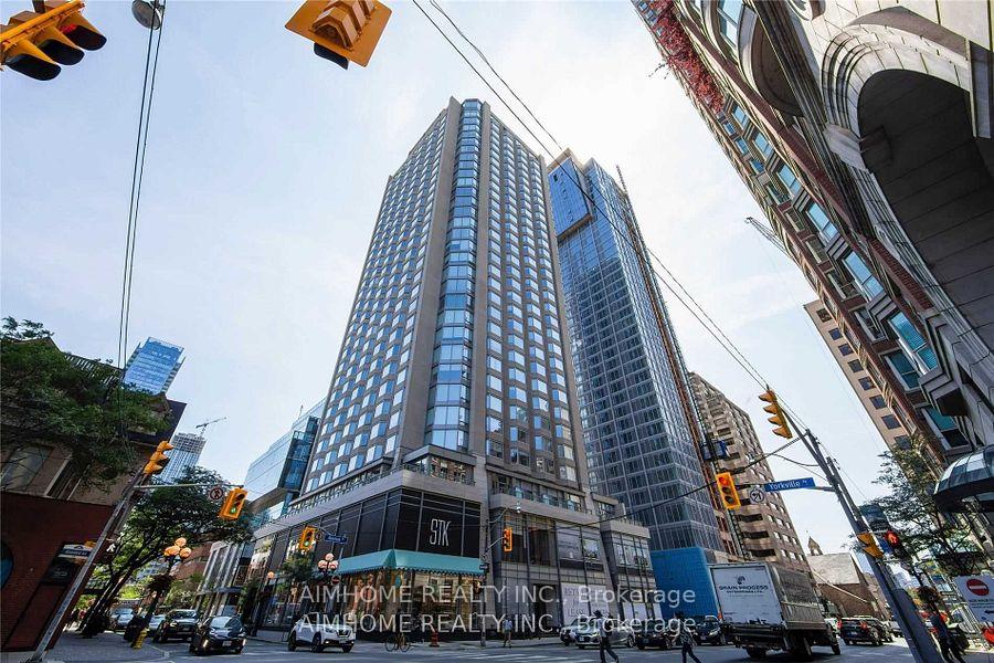 Front of Unit 1015, 155 Yorkville Avenue