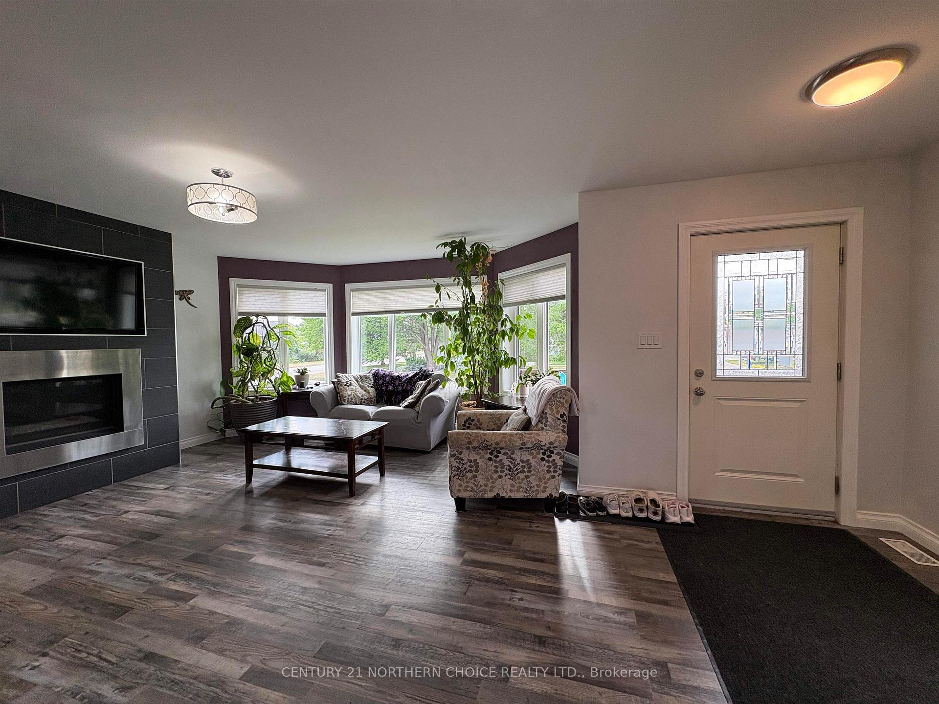 Photo 5 of 832 Williams Avenue, Fort Frances — HOMEH