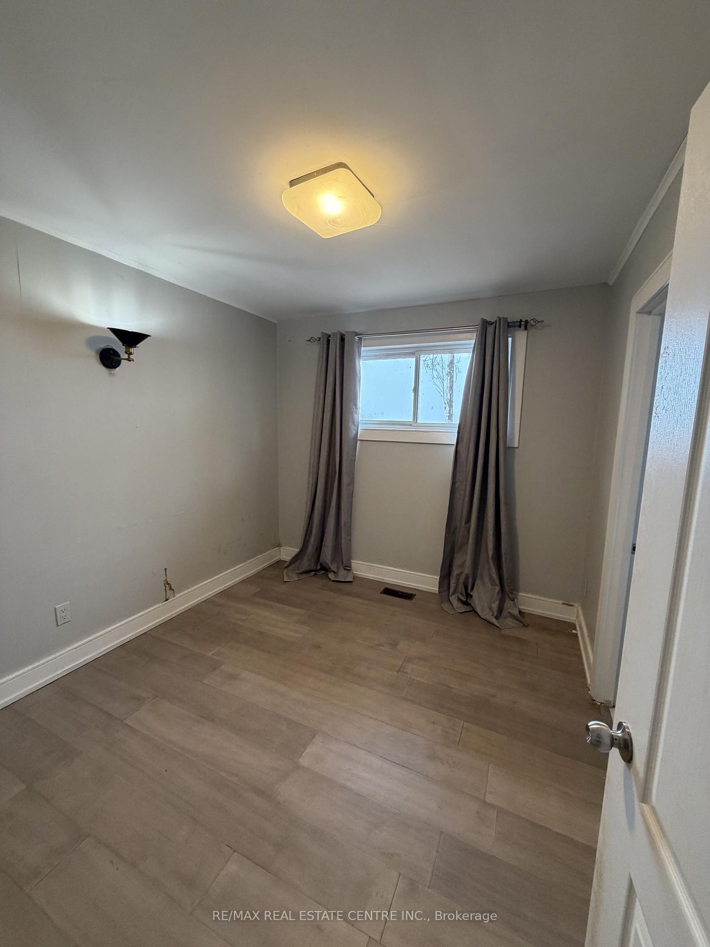 Photo 19 of 35 Lakeside Avenue, Meaford — HOMEH