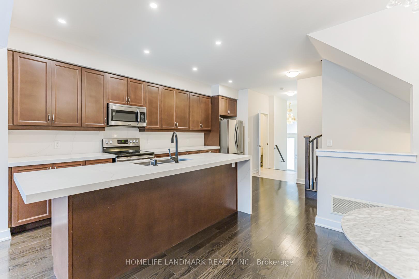 Photo 10 of 62 Helliwell Crescent, Richmond Hill, Oak Ridges Lake Wilcox — HOMEH