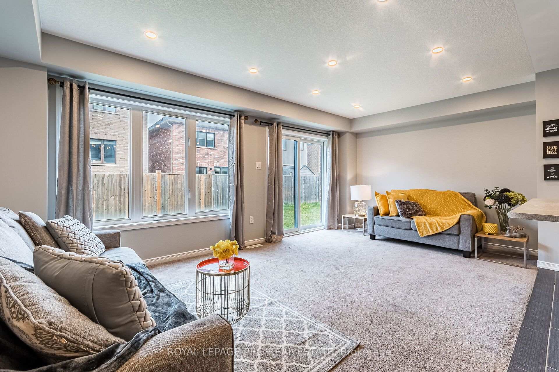 Photo 5 of 7718 Buckeye Crescent, Niagara Falls, Brown — HOMEH