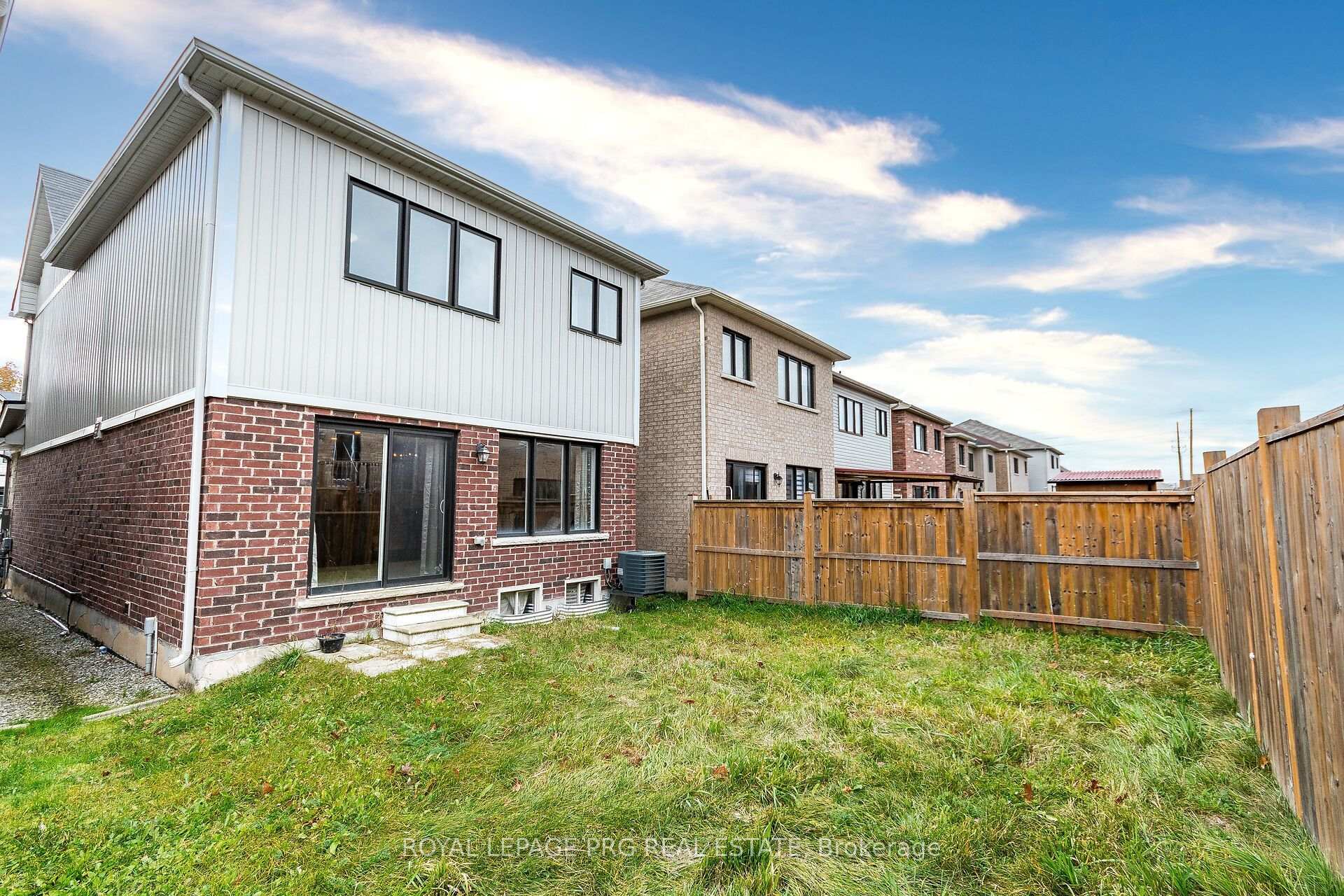 Photo 23 of 7718 Buckeye Crescent, Niagara Falls, Brown — HOMEH