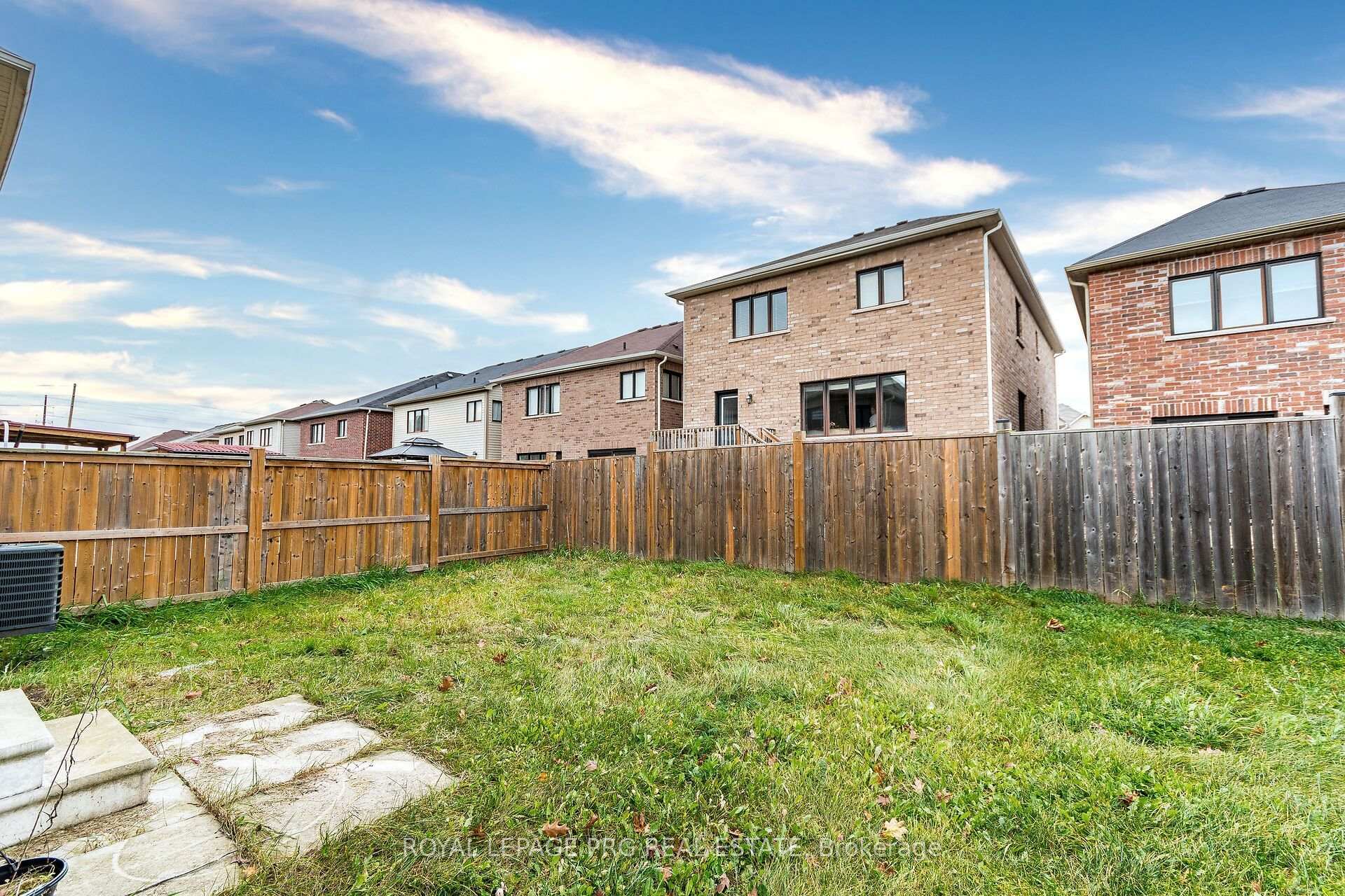 Photo 24 of 7718 Buckeye Crescent, Niagara Falls, Brown — HOMEH
