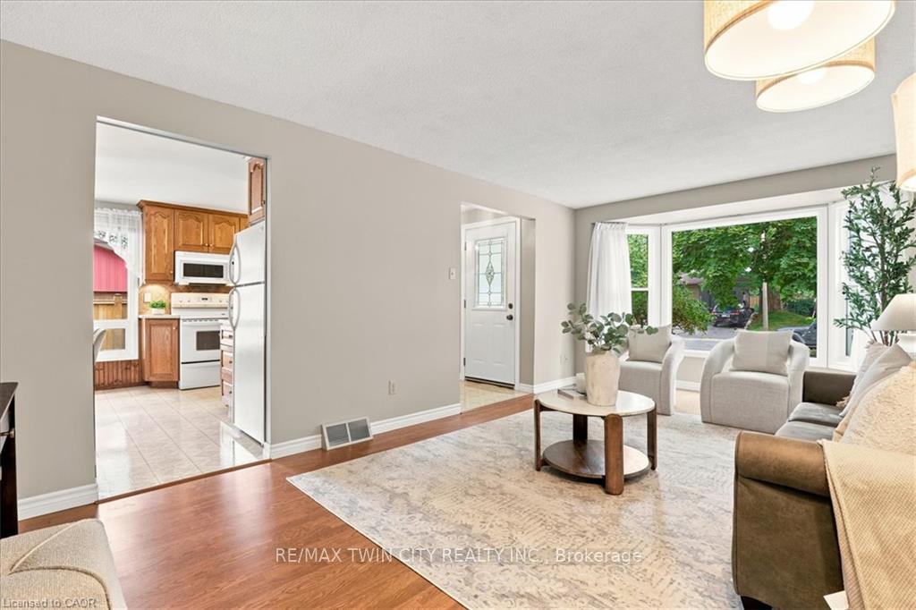 Photo 6 of 327 Grangewood Drive, Waterloo, Huron Park — HOMEH