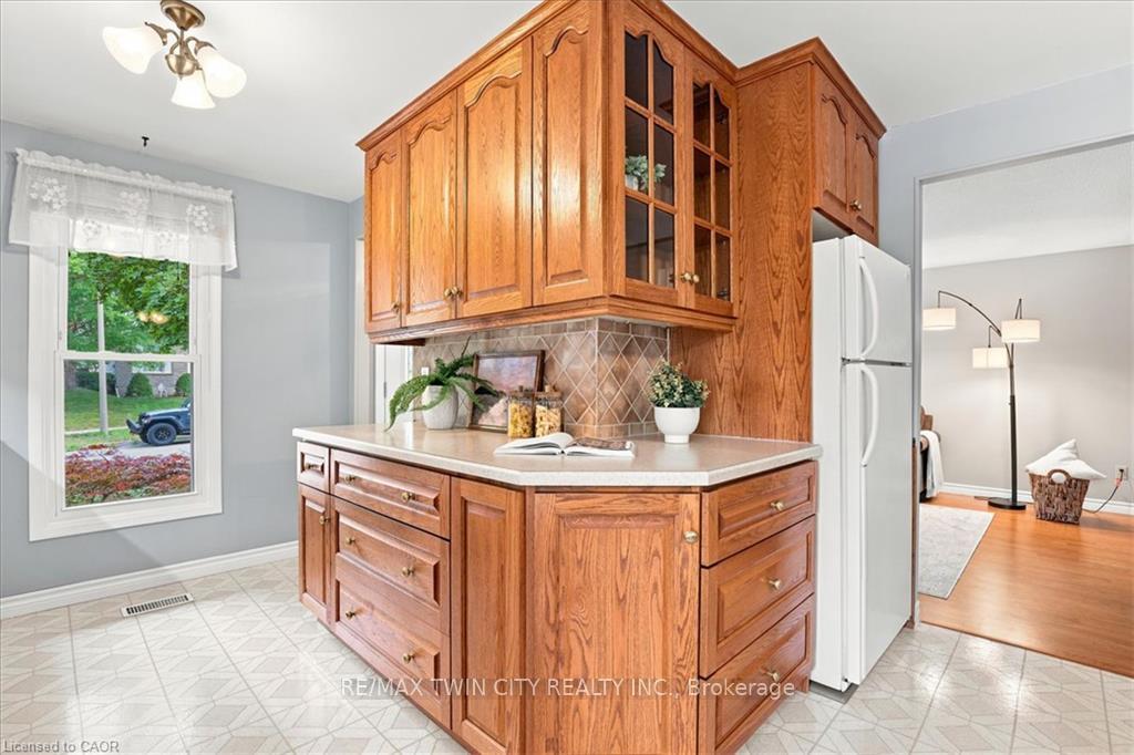 Photo 11 of 327 Grangewood Drive, Waterloo, Huron Park — HOMEH