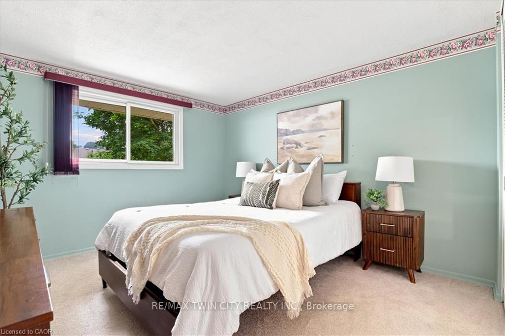 Photo 16 of 327 Grangewood Drive, Waterloo, Huron Park — HOMEH