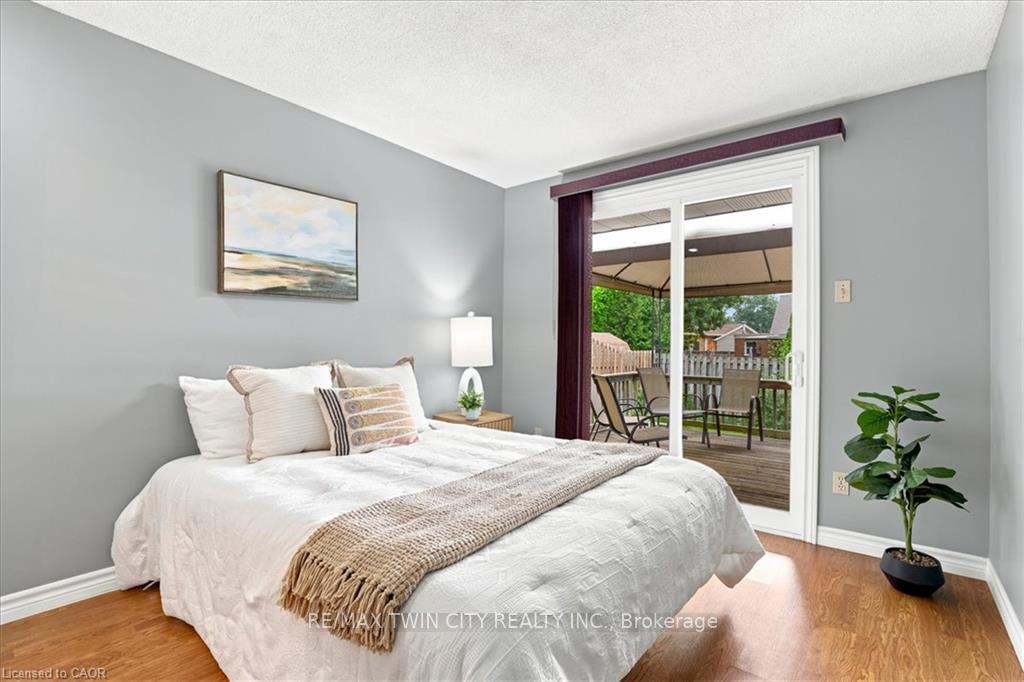 Photo 18 of 327 Grangewood Drive, Waterloo, Huron Park — HOMEH