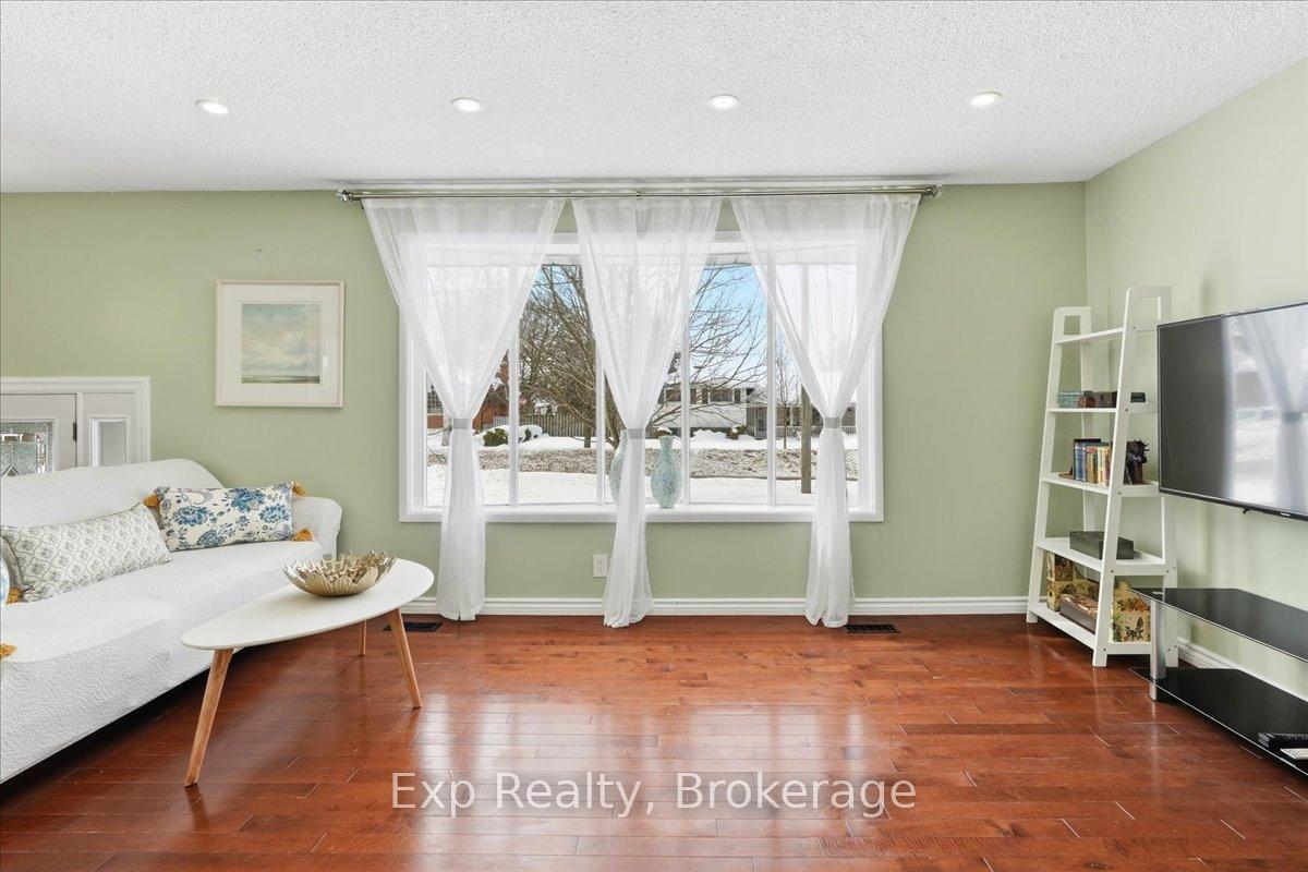 Photo 7 of 15 Thorncliffe Drive, Belleville, Belleville Ward — HOMEH