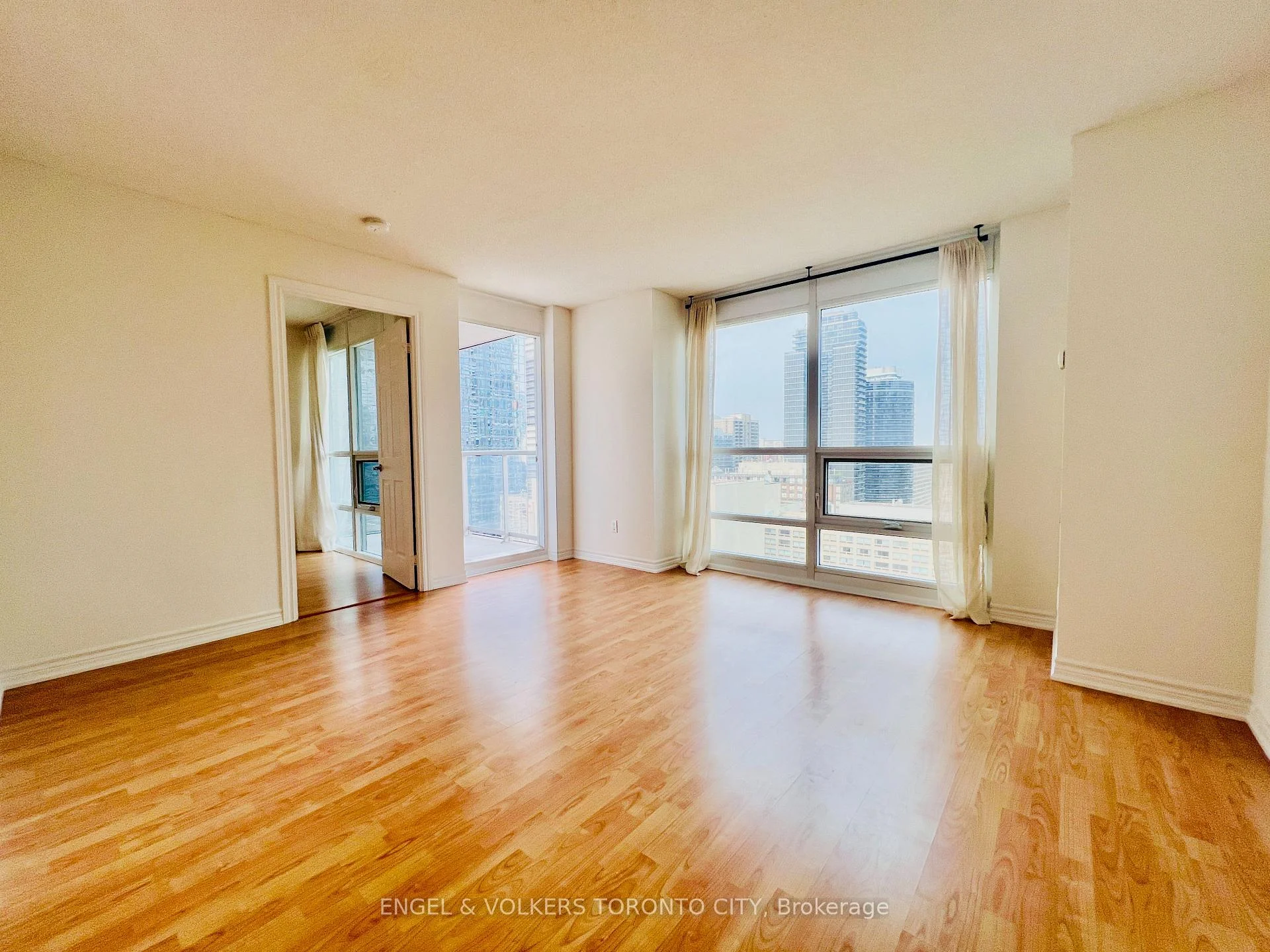 Photo 5 of Unit 2302, 761 Bay Street, Toronto, Bay Street Corridor — HOMEH