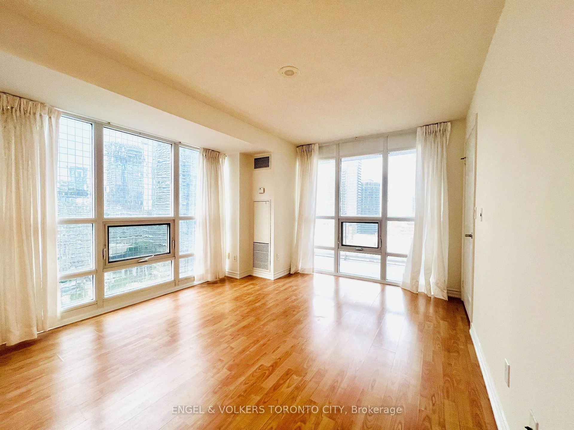Photo 11 of Unit 2302, 761 Bay Street, Toronto, Bay Street Corridor — HOMEH
