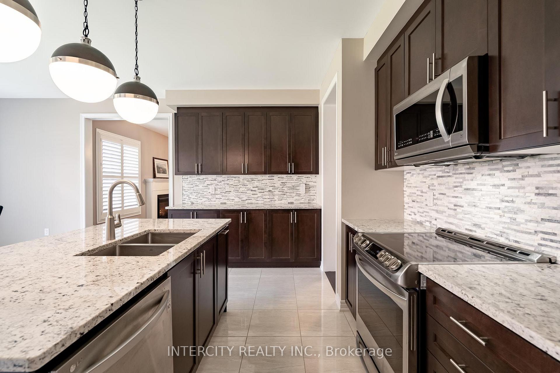 Photo 10 of 6 Flay Court, Innisfil, Cookstown — HOMEH