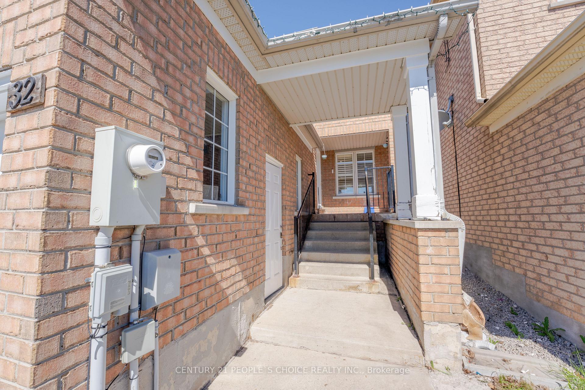 Photo 4 of 32 Summerdale Crescent, Brampton, Fletcher's Meadow — HOMEH