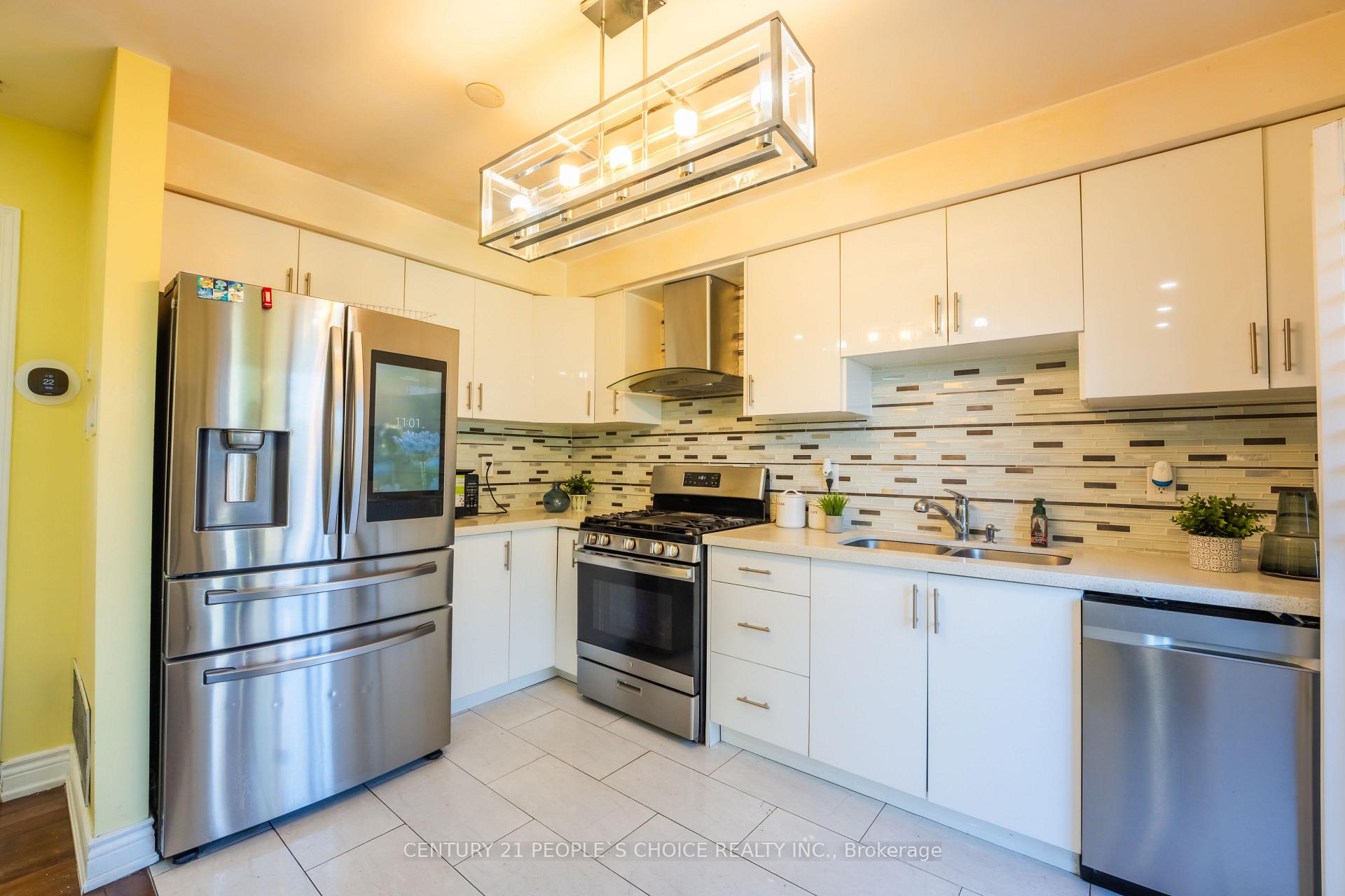 Photo 16 of 32 Summerdale Crescent, Brampton, Fletcher's Meadow — HOMEH