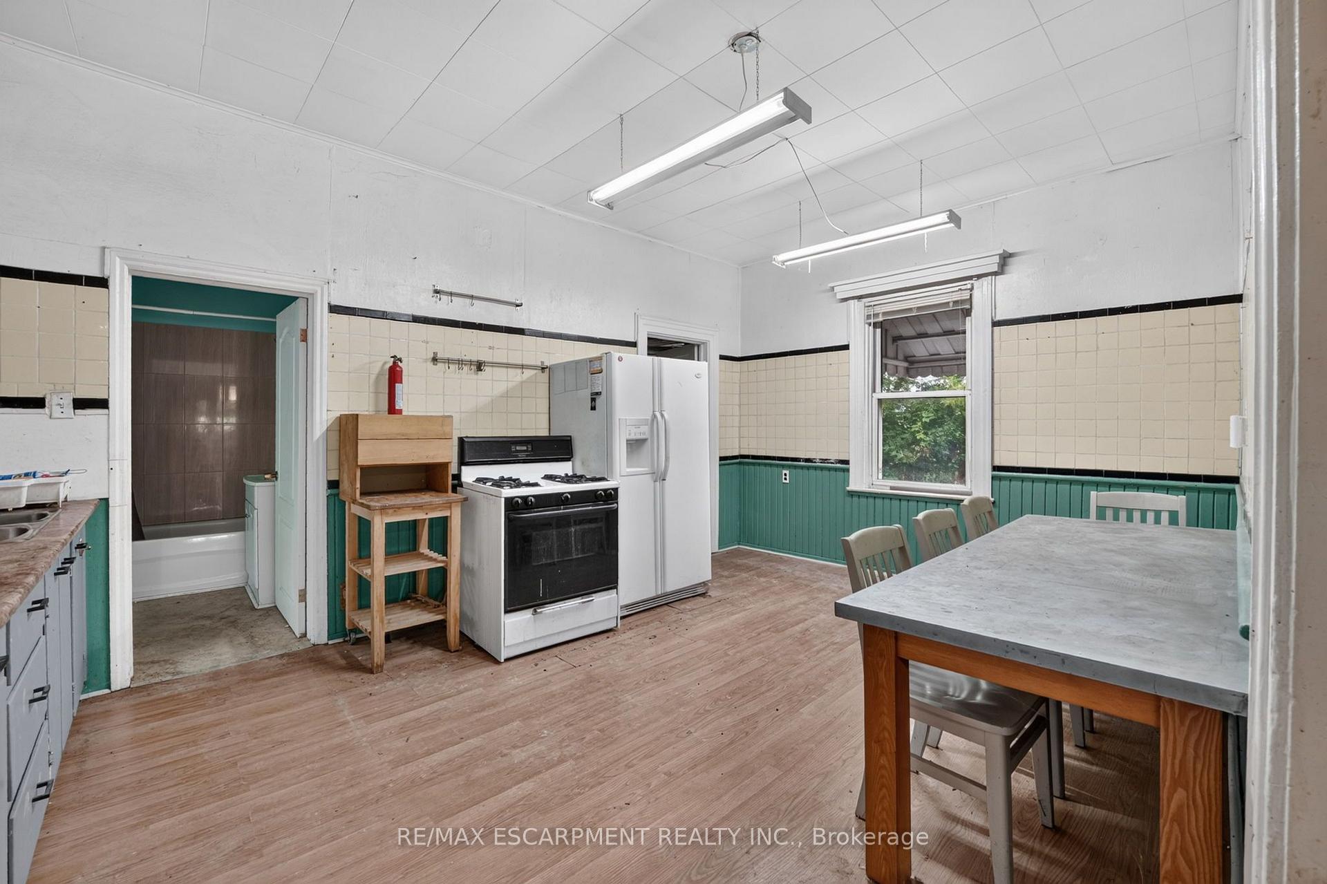 Photo 10 of 37 Page Street, St. Catharines, E. Chester — HOMEH