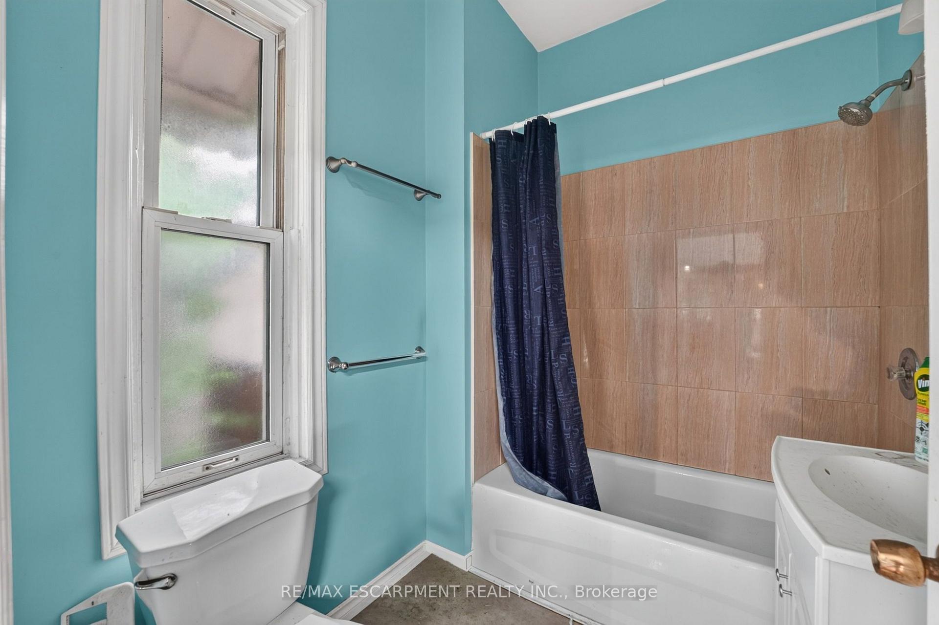 Photo 12 of 37 Page Street, St. Catharines, E. Chester — HOMEH