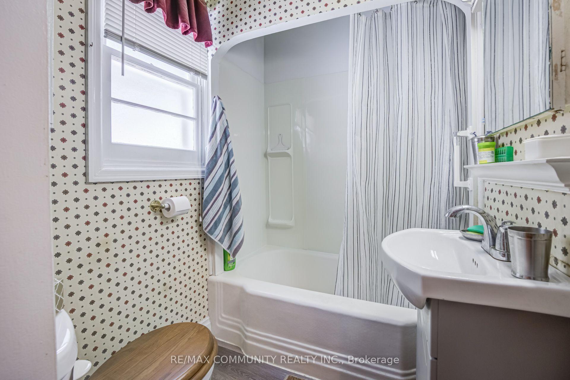 Photo 10 of 449 Ritson Road N, Oshawa, O'Neill — HOMEH