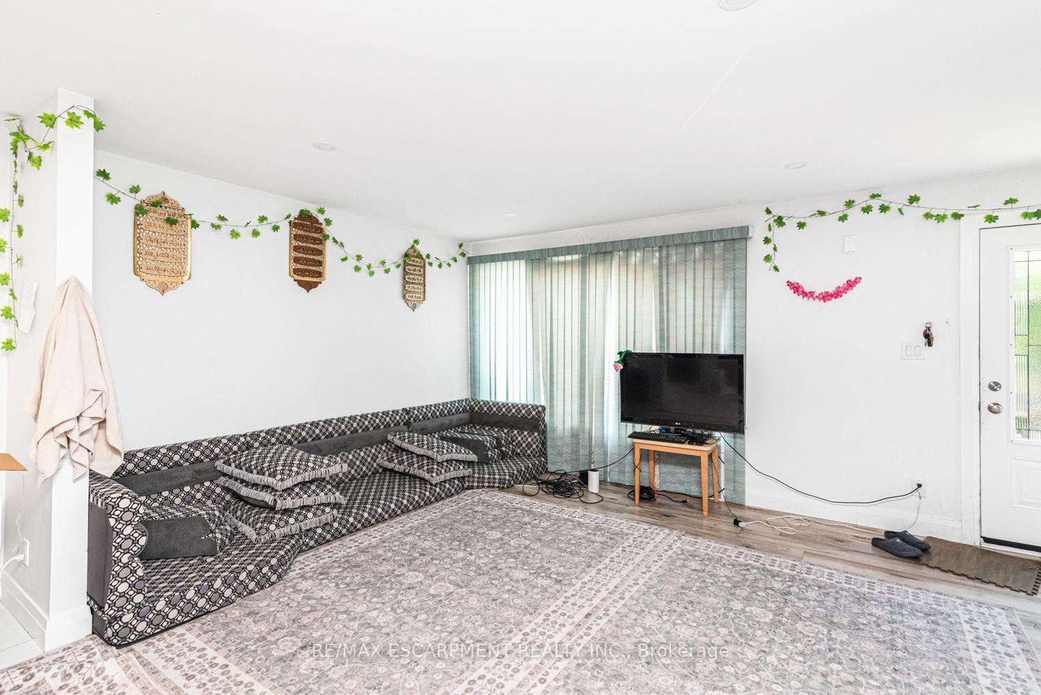 Photo 3 of 418 Fairfield Avenue, Hamilton, Homeside — HOMEH