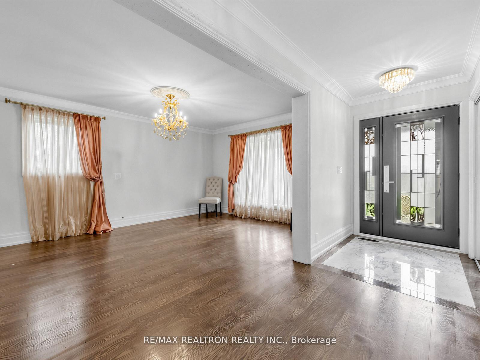 Photo 3 of 44 Pineway Boulevard W, North York, Bayview Woods-Steeles — HOMEH