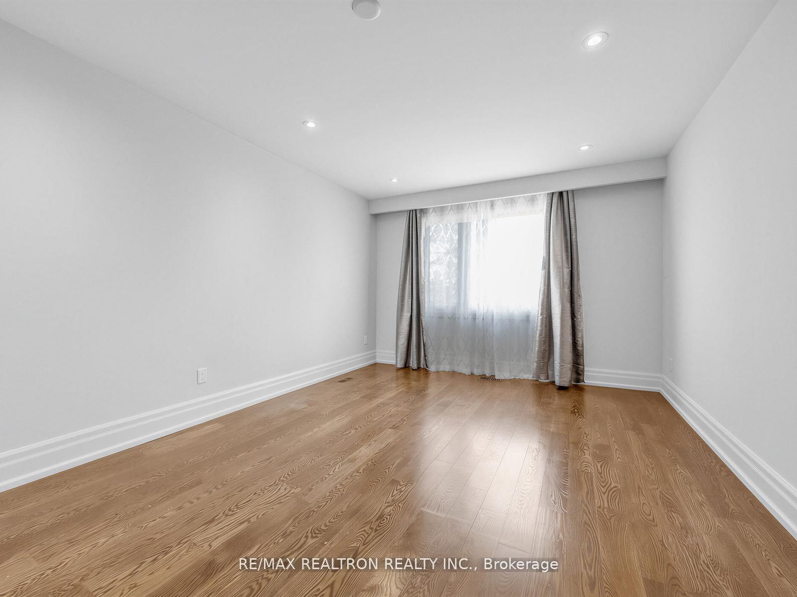 Photo 19 of 44 Pineway Boulevard W, North York, Bayview Woods-Steeles — HOMEH