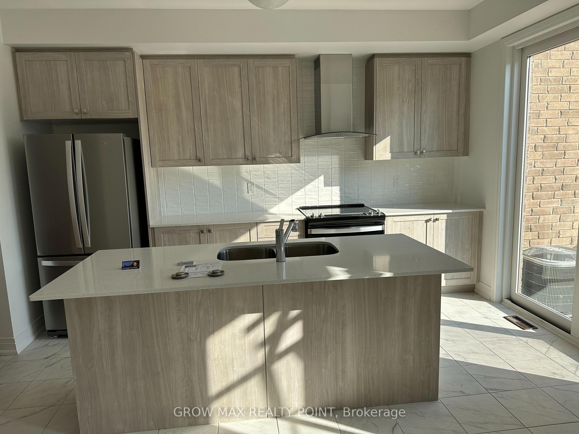 Photo 4 of 52 Waterside Way, Whitby, Port Whitby — HOMEH