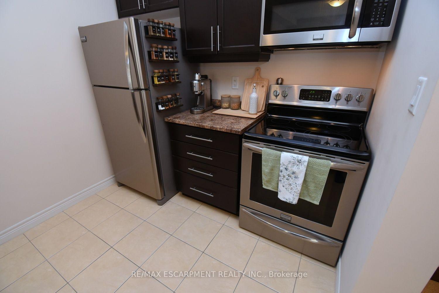 Photo 15 of Unit 43, 201 Westbank Trail, Hamilton, Stoney Creek Mountain — HOMEH