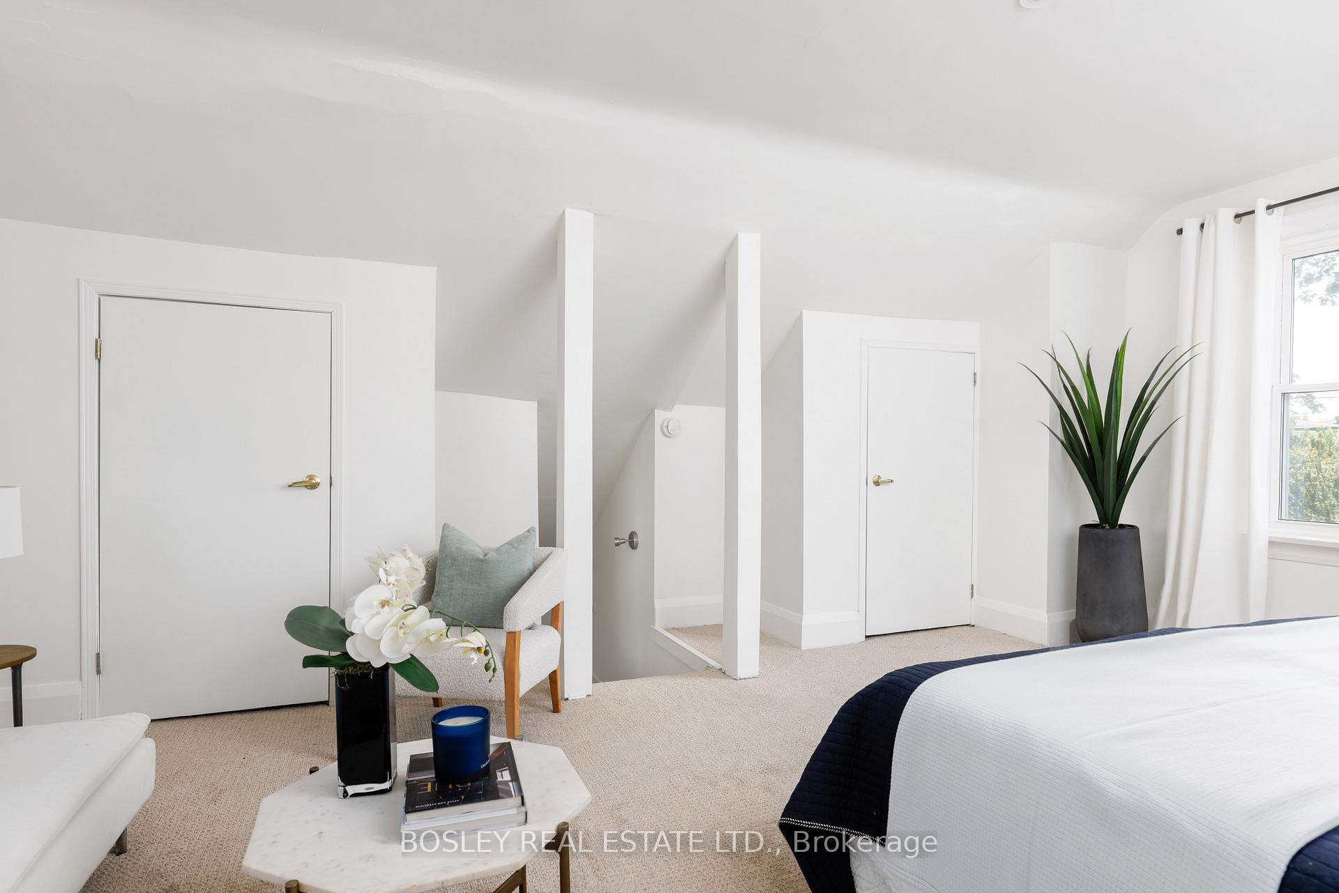 Photo 17 of 247 Gainsborough Road, Toronto, Woodbine Corridor — HOMEH