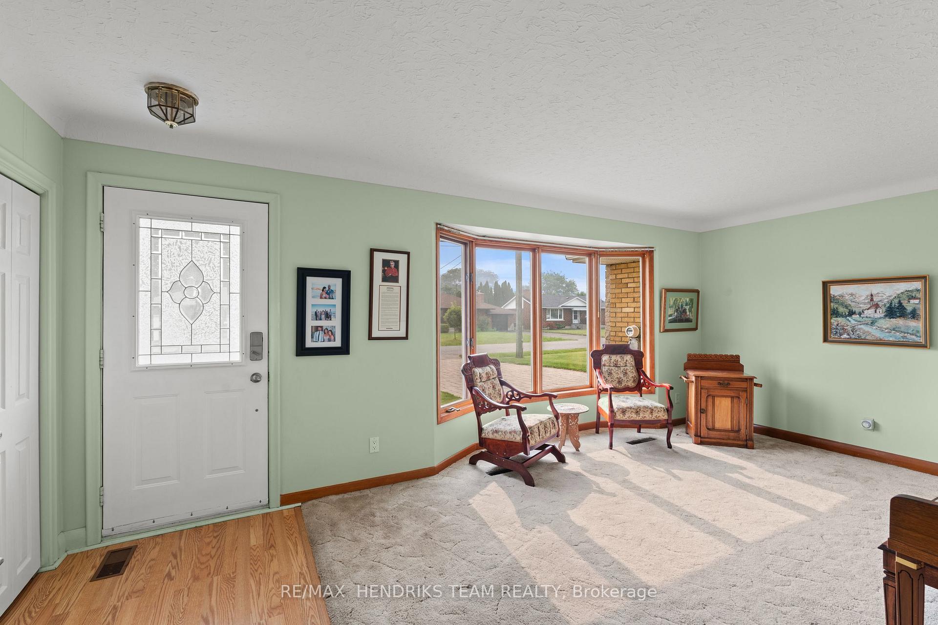 Photo 5 of 17 Kamla Drive, St. Catharines, Vine/Linwell — HOMEH