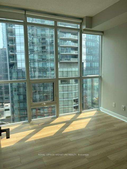 Photo 8 of Unit 1707, 126 Simcoe Street, Toronto, Waterfront Communities — HOMEH