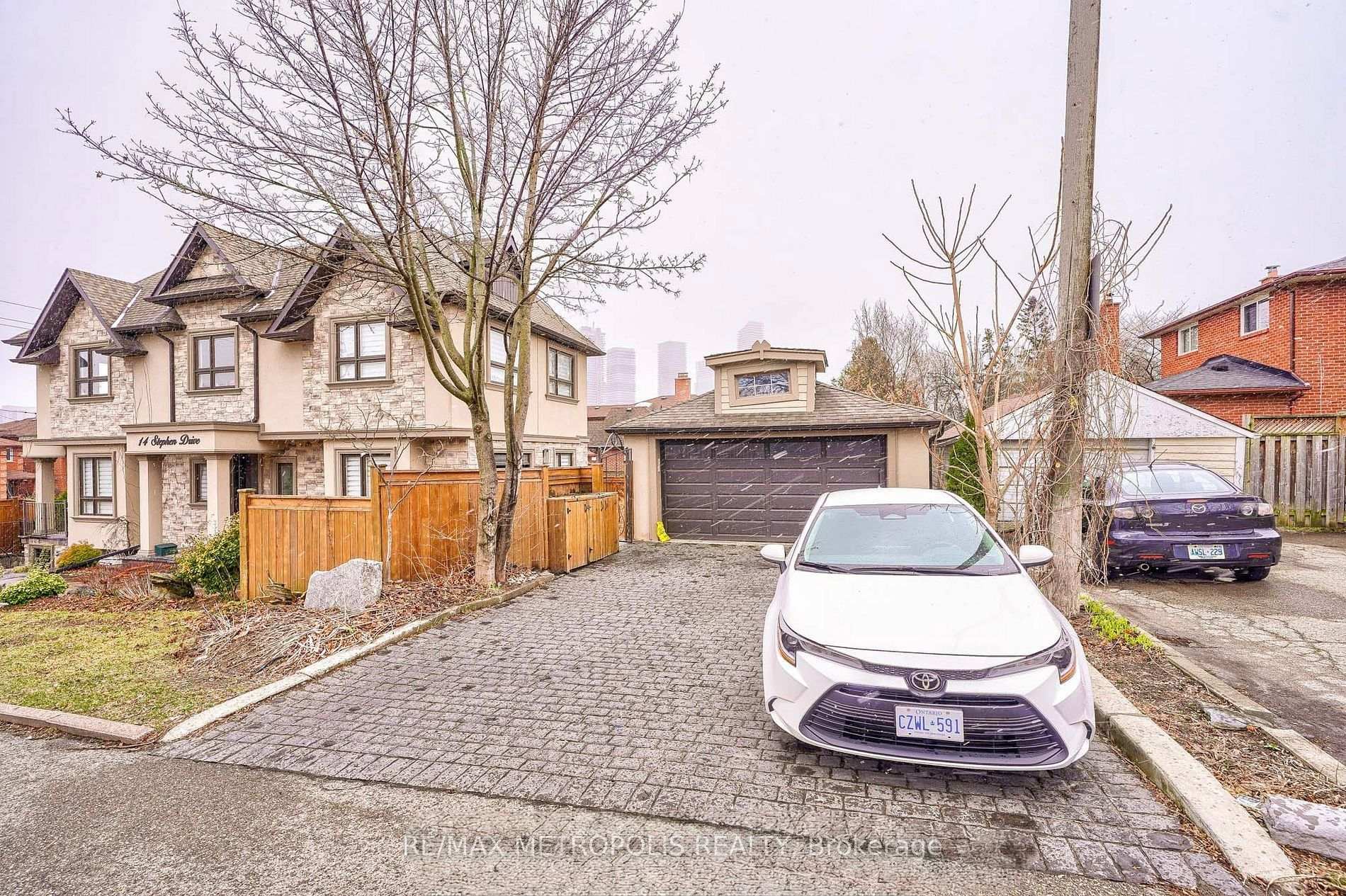 Photo 4 of Unit Basement, 14 Stephen Drive, Etobicoke, Stonegate-Queensway — HOMEH