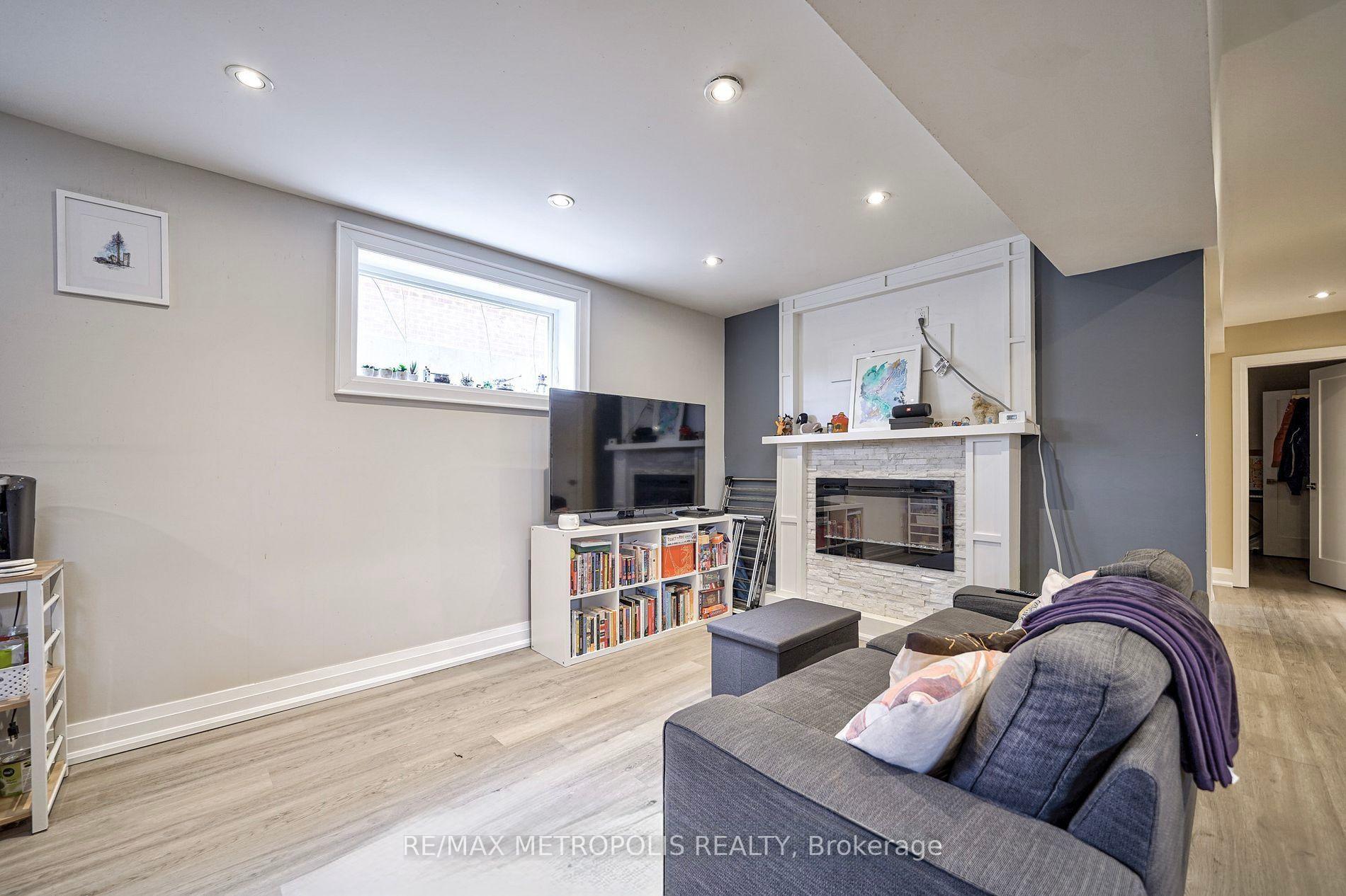 Photo 13 of Unit Basement, 14 Stephen Drive, Etobicoke, Stonegate-Queensway — HOMEH