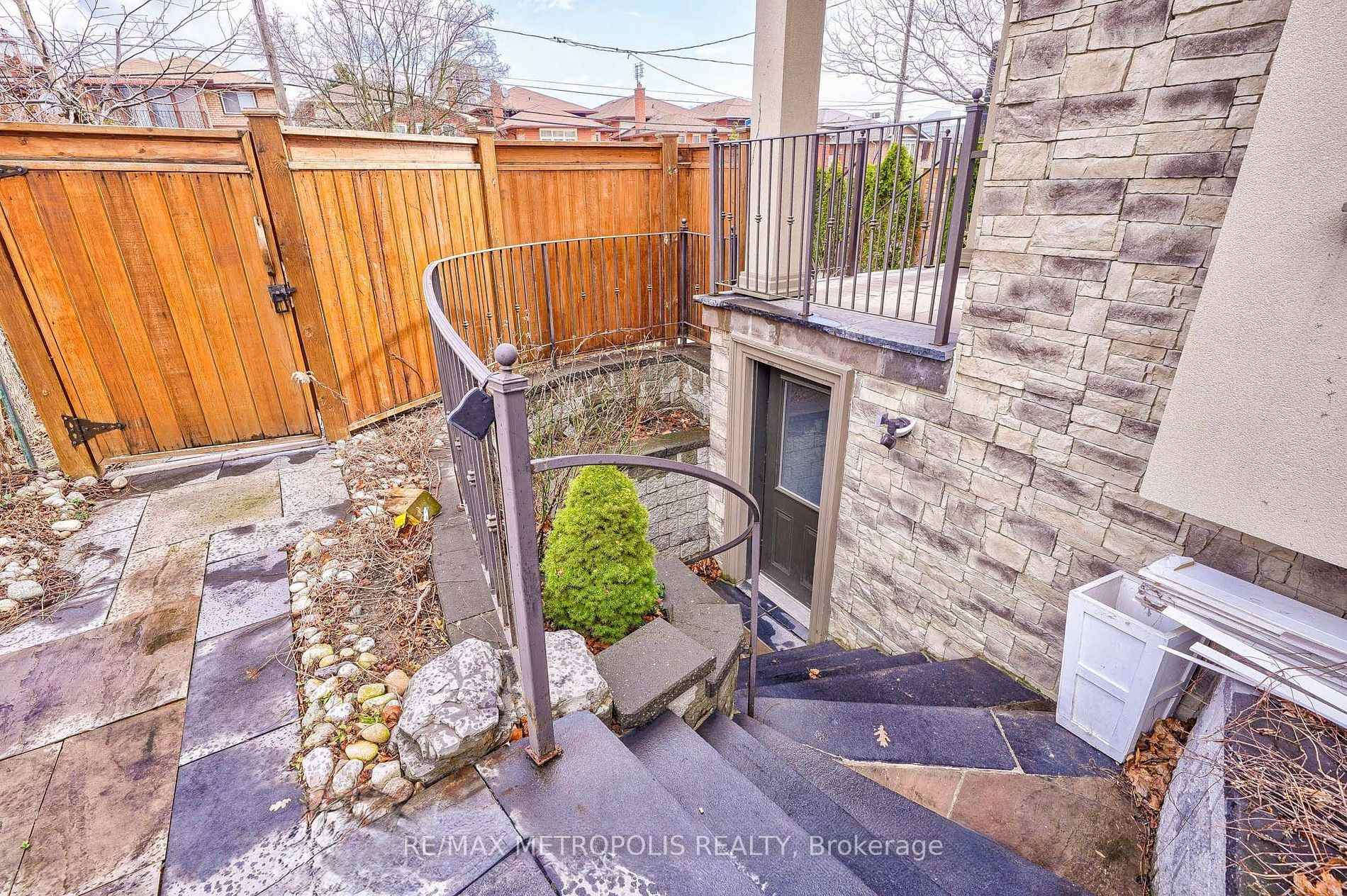 Photo 21 of Unit Basement, 14 Stephen Drive, Etobicoke, Stonegate-Queensway — HOMEH